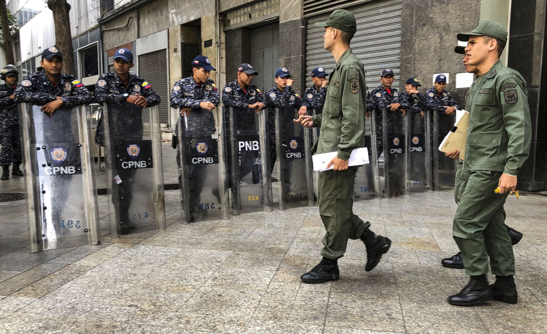 Más de un centenar de agentes de la Policía del Servicio de Inteligencia (Sebin) custodian los alrededores de la sede del Parlamento venezolano luego de que circulara una denuncia de un presunto artefacto explosivo. Foto: AFP