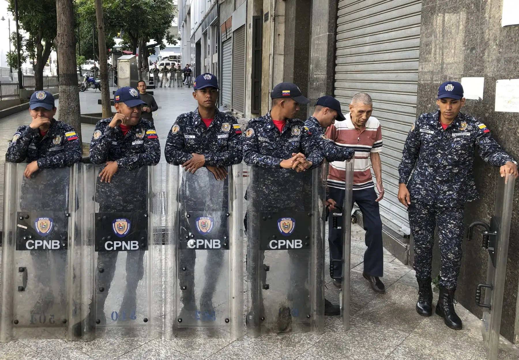 Más de un centenar de agentes de la Policía del Servicio de Inteligencia (Sebin) custodian los alrededores de la sede del Parlamento venezolano luego de que circulara una denuncia de un presunto artefacto explosivo. Foto: AFP