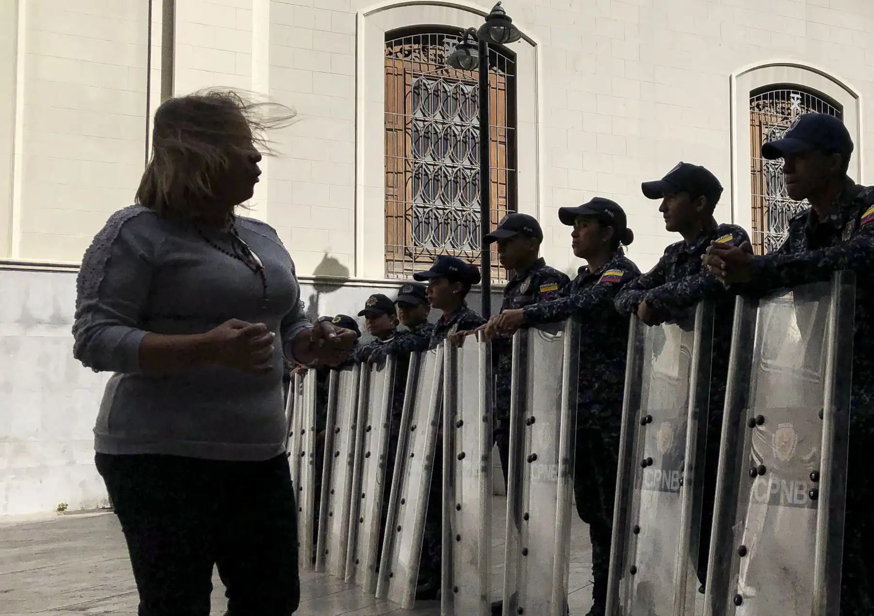 Más de un centenar de agentes de la Policía del Servicio de Inteligencia (Sebin) custodian los alrededores de la sede del Parlamento venezolano luego de que circulara una denuncia de un presunto artefacto explosivo. Foto: AFP