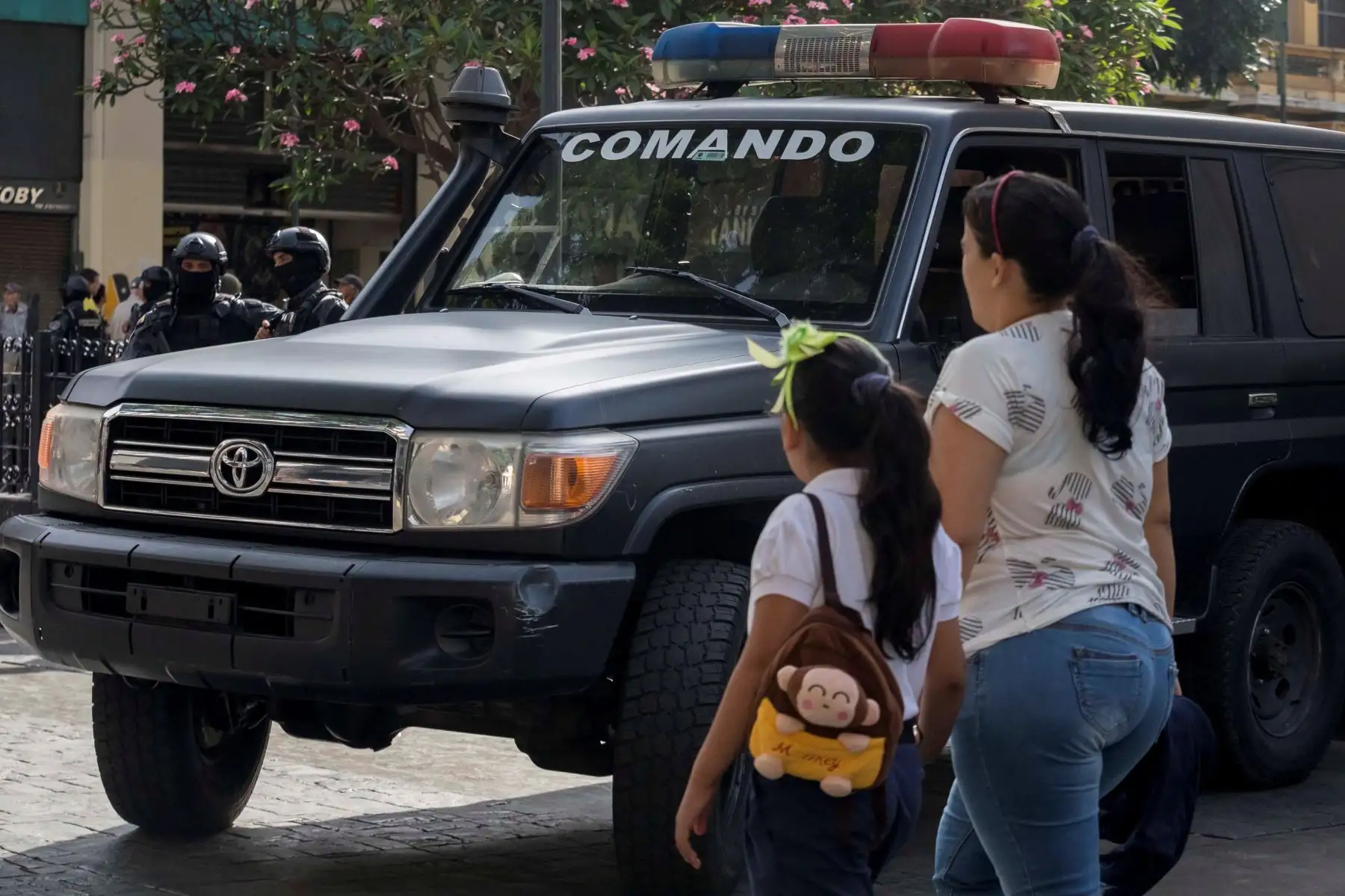 Más de un centenar de agentes de la Policía del Servicio de Inteligencia (Sebin) custodian los alrededores de la sede del Parlamento venezolano luego de que circulara una denuncia de un presunto artefacto explosivo. Foto: EFE