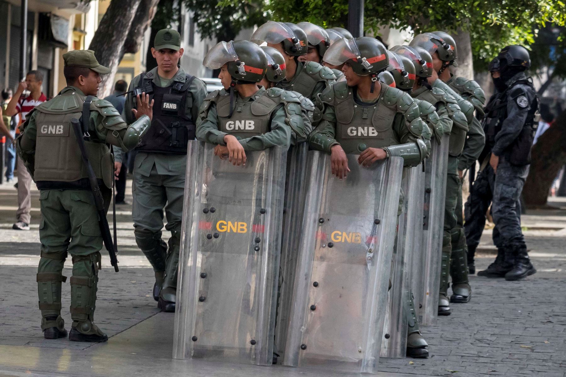 Más de un centenar de agentes de la Policía del Servicio de Inteligencia (Sebin) custodian los alrededores de la sede del Parlamento venezolano luego de que circulara una denuncia de un presunto artefacto explosivo. Foto: EFE