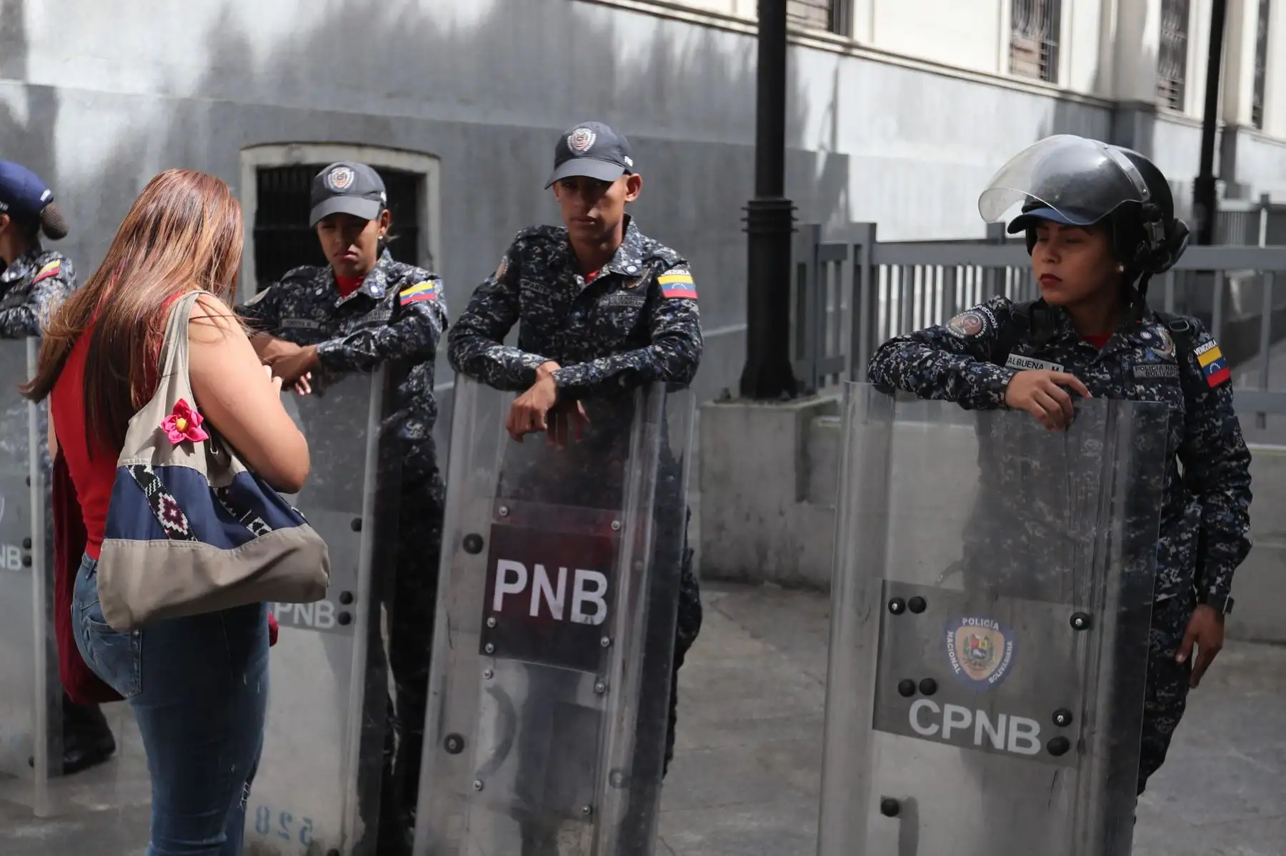 Más de un centenar de agentes de la Policía del Servicio de Inteligencia (Sebin) custodian los alrededores de la sede del Parlamento venezolano luego de que circulara una denuncia de un presunto artefacto explosivo. Foto: EFE