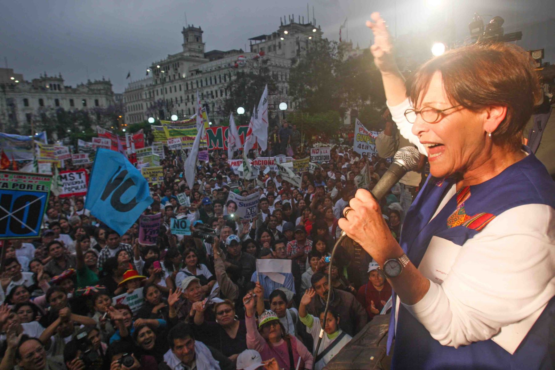 Lima - 6 diciembre 2012 / Marcha en rechazo a la revocatoria contra la  la alcaldesa de Lima, Susana Villarán  
FOTO: Hector Vinces