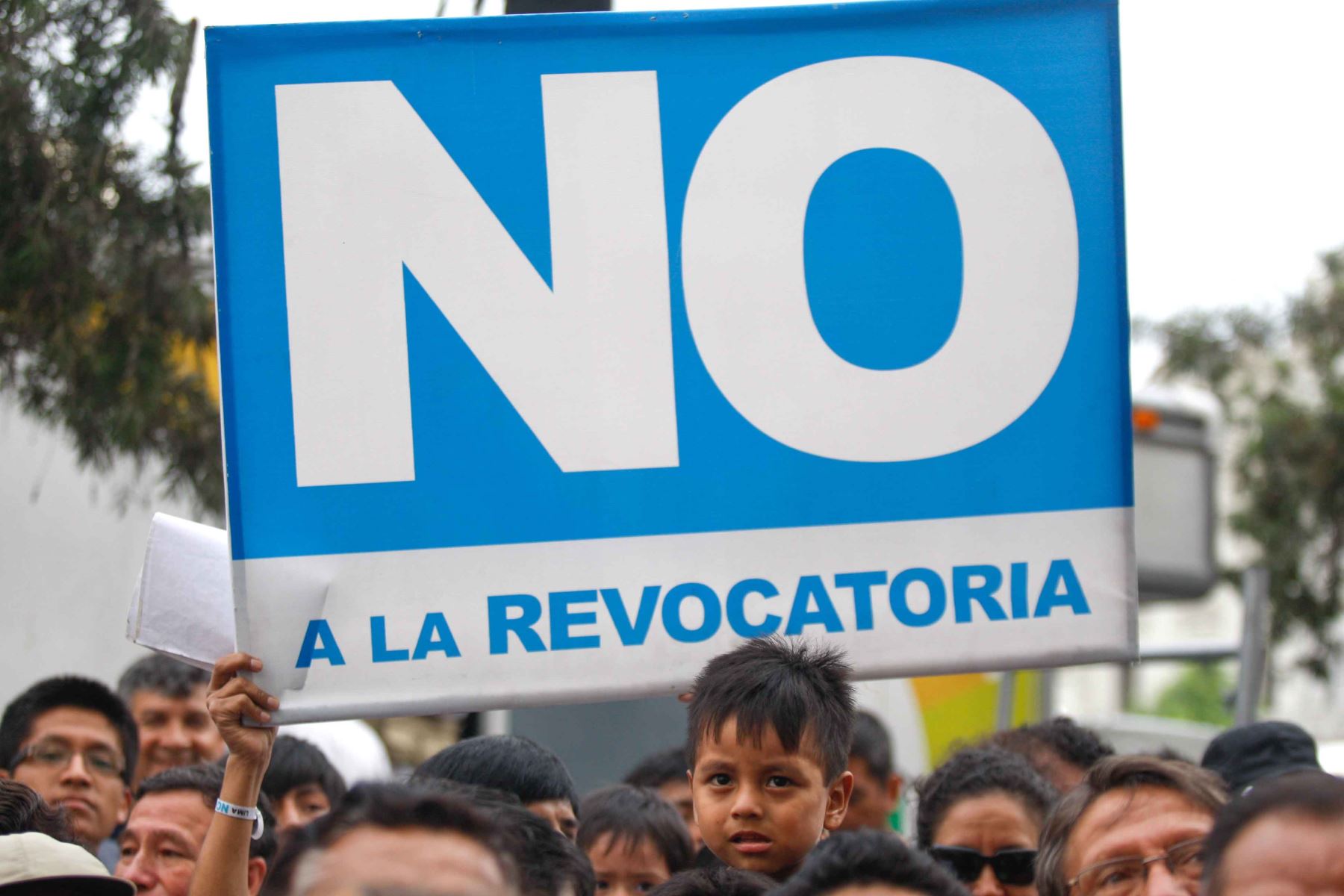 Lima - 17 marzo 2013 / Consulta popular de revocatoria. Manifestantes en contra de la revocatoria de la alcaldesa Susana Villarán.