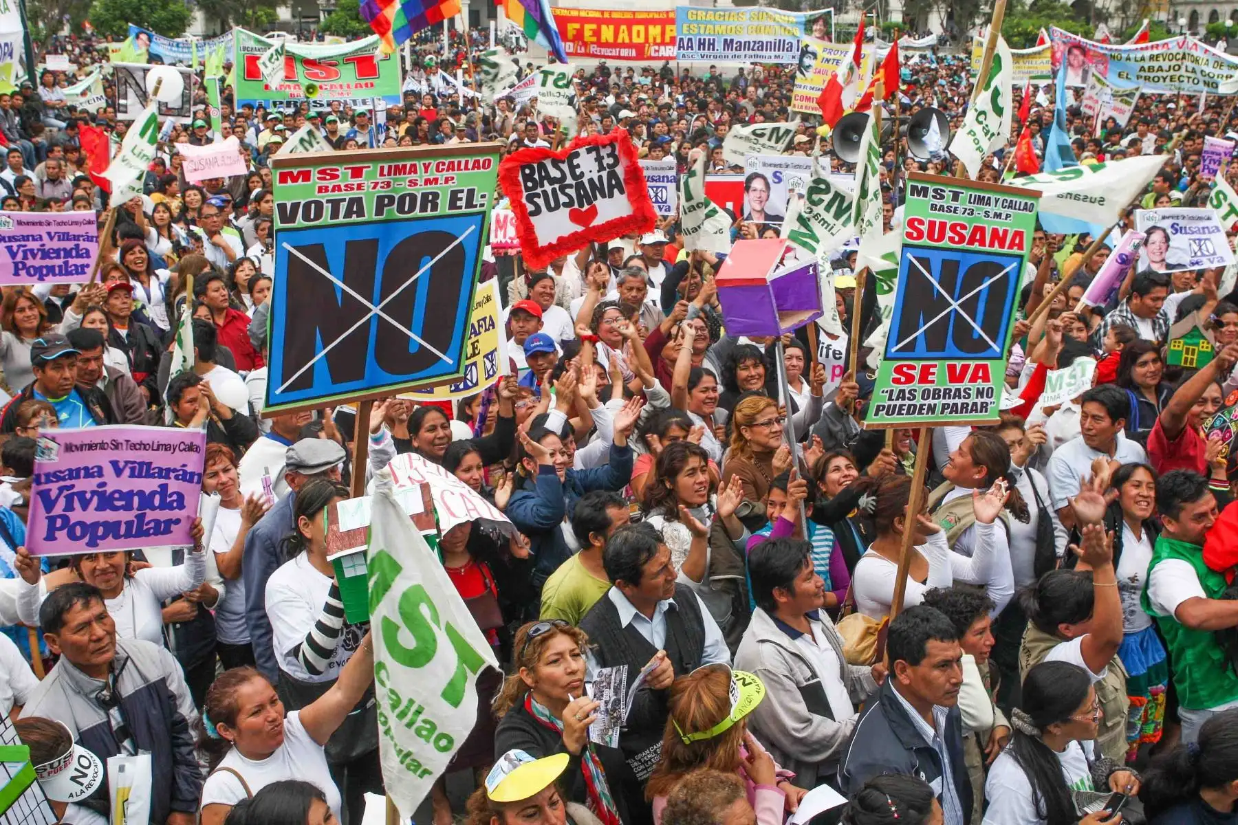 Lima - 6 diciembre 2012 / Marcha en rechazo a la revocatoria contra la  la alcaldesa de Lima, Susana Villarán  
FOTO: Hector Vinces