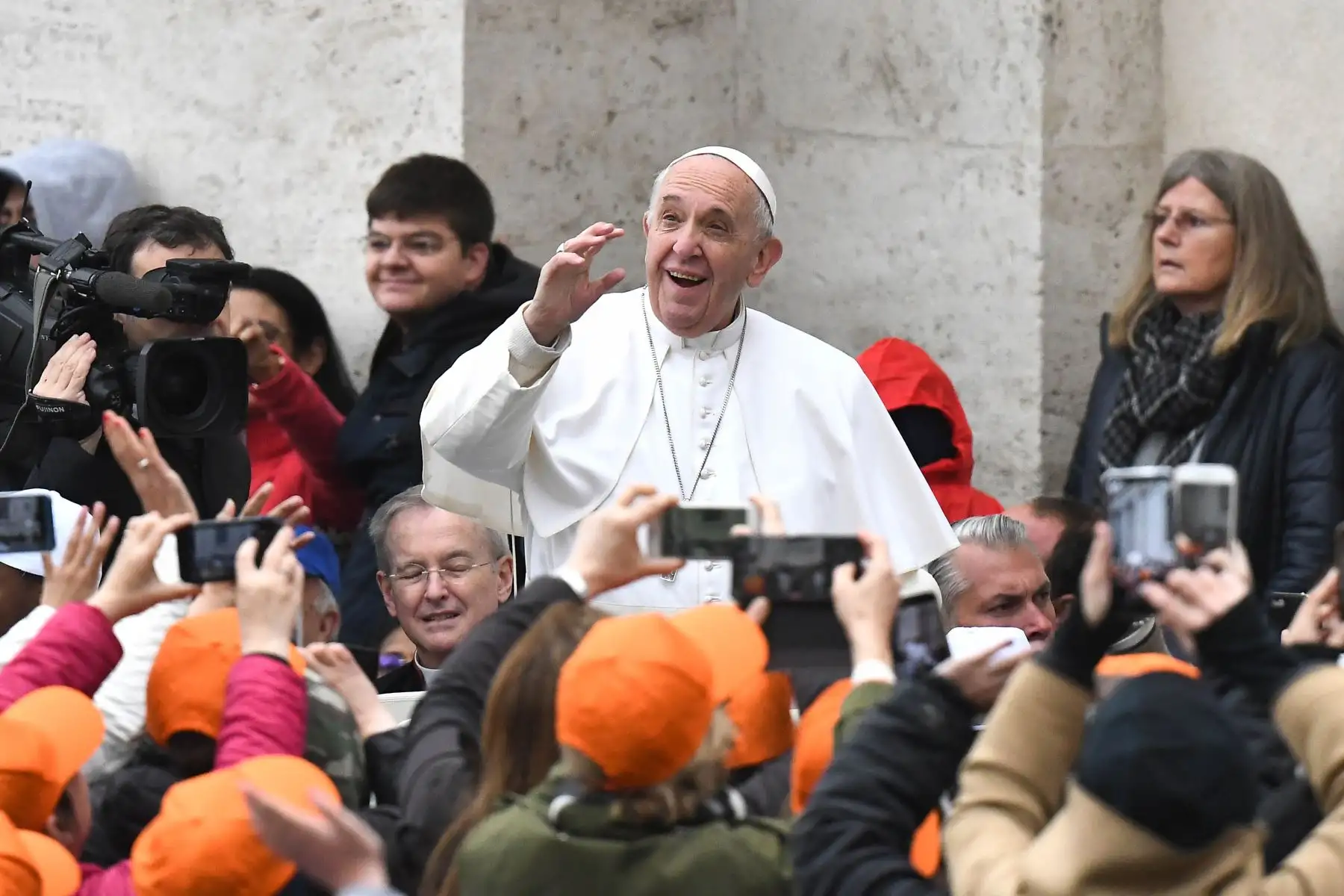 El Papa Francisco saluda cuando llega a su audiencia general semanal en la Plaza de San Pedro en el Vaticano. Foto: AFP