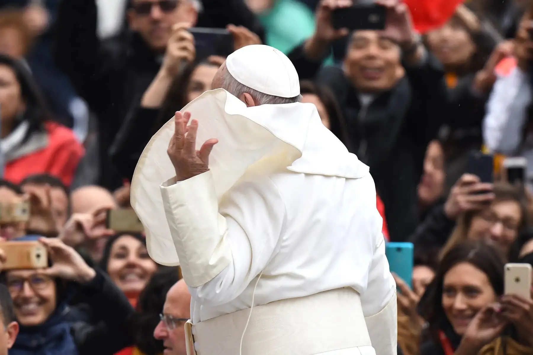 El Papa Francisco saluda cuando llega a su audiencia general semanal en la Plaza de San Pedro en el Vaticano. Foto: AFP