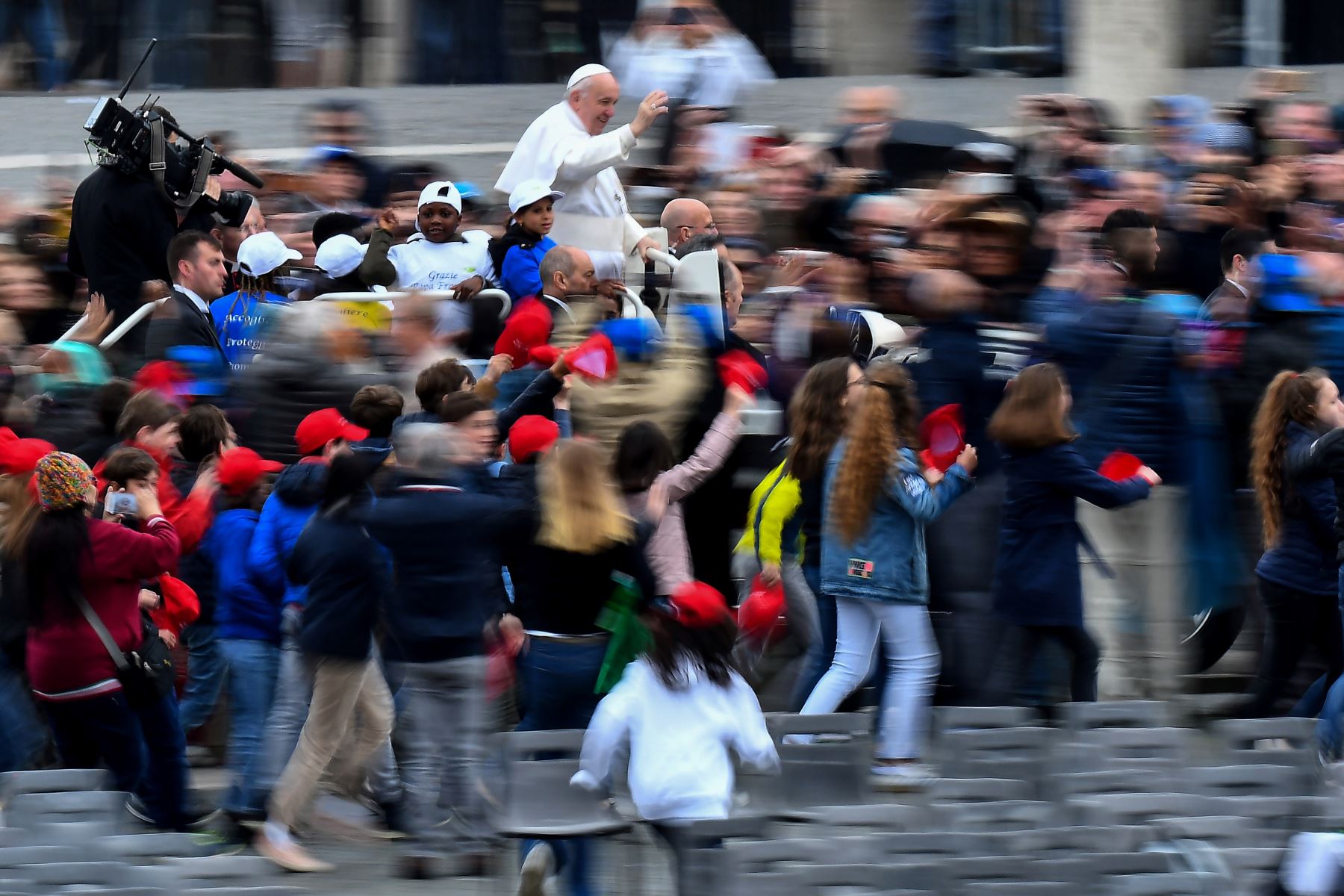 El Papa Francisco saluda cuando llega a su audiencia general semanal en la Plaza de San Pedro en el Vaticano. Foto: AFP