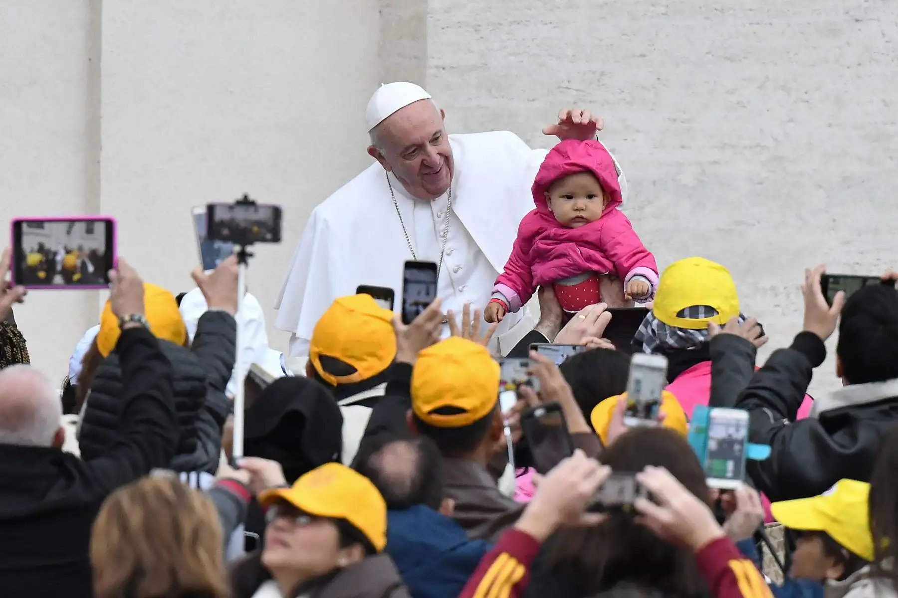 El Papa Francisco saluda cuando llega a su audiencia general semanal en la Plaza de San Pedro en el Vaticano. Foto: AFP