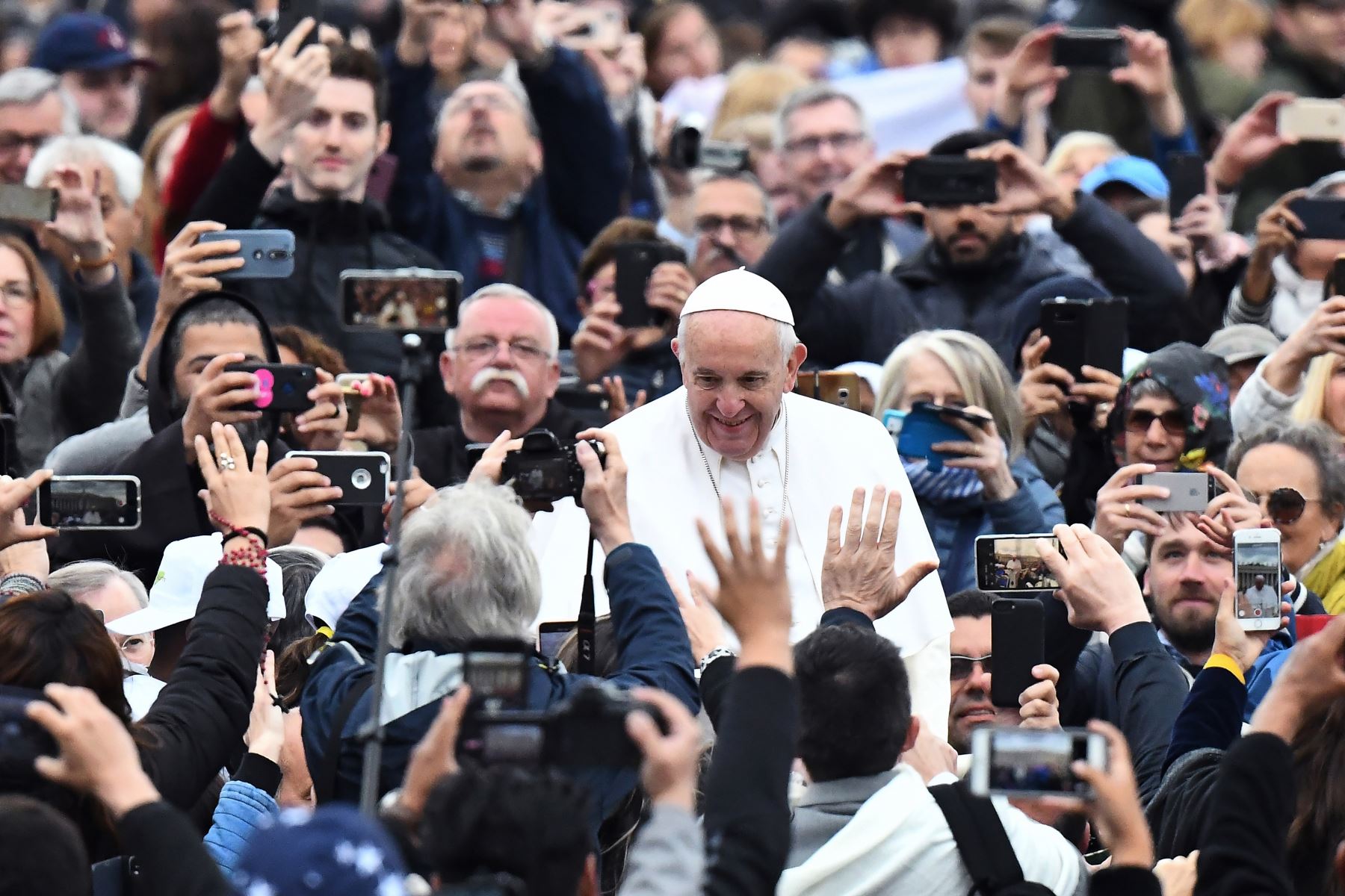 El Papa Francisco saluda cuando llega a su audiencia general semanal en la Plaza de San Pedro en el Vaticano. Foto: AFP