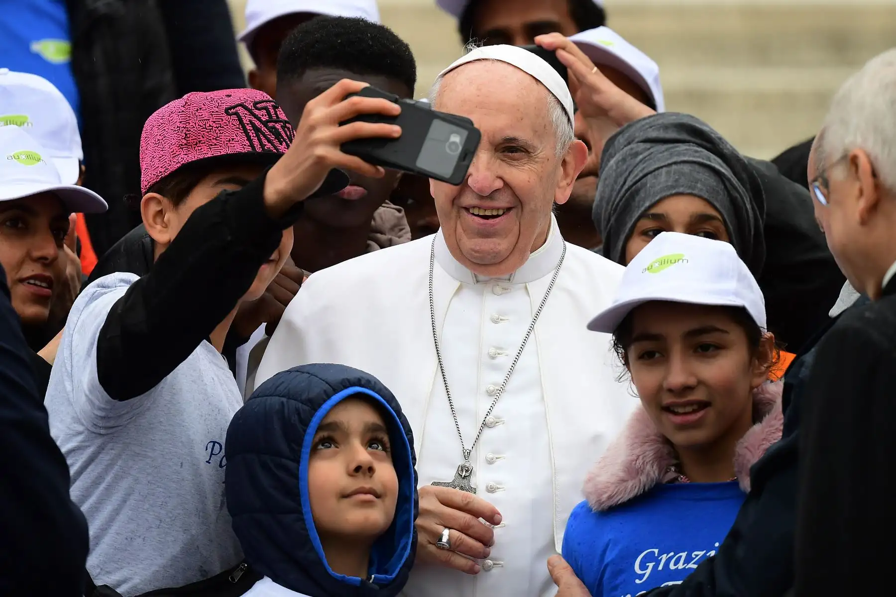 El Papa Francisco saluda cuando llega a su audiencia general semanal en la Plaza de San Pedro en el Vaticano. Foto: AFP