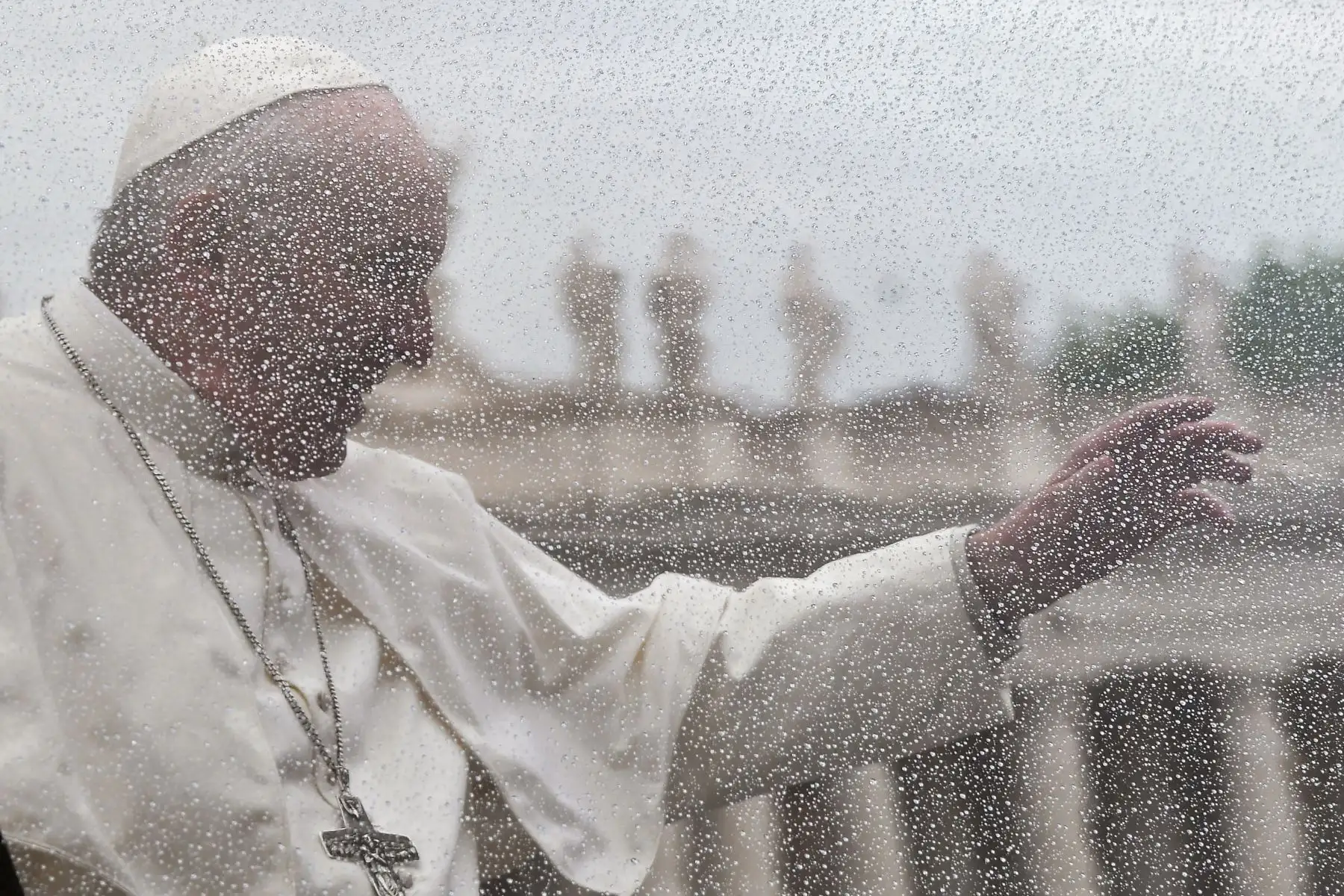 El Papa Francisco saluda cuando llega a su audiencia general semanal en la Plaza de San Pedro en el Vaticano. Foto: AFP