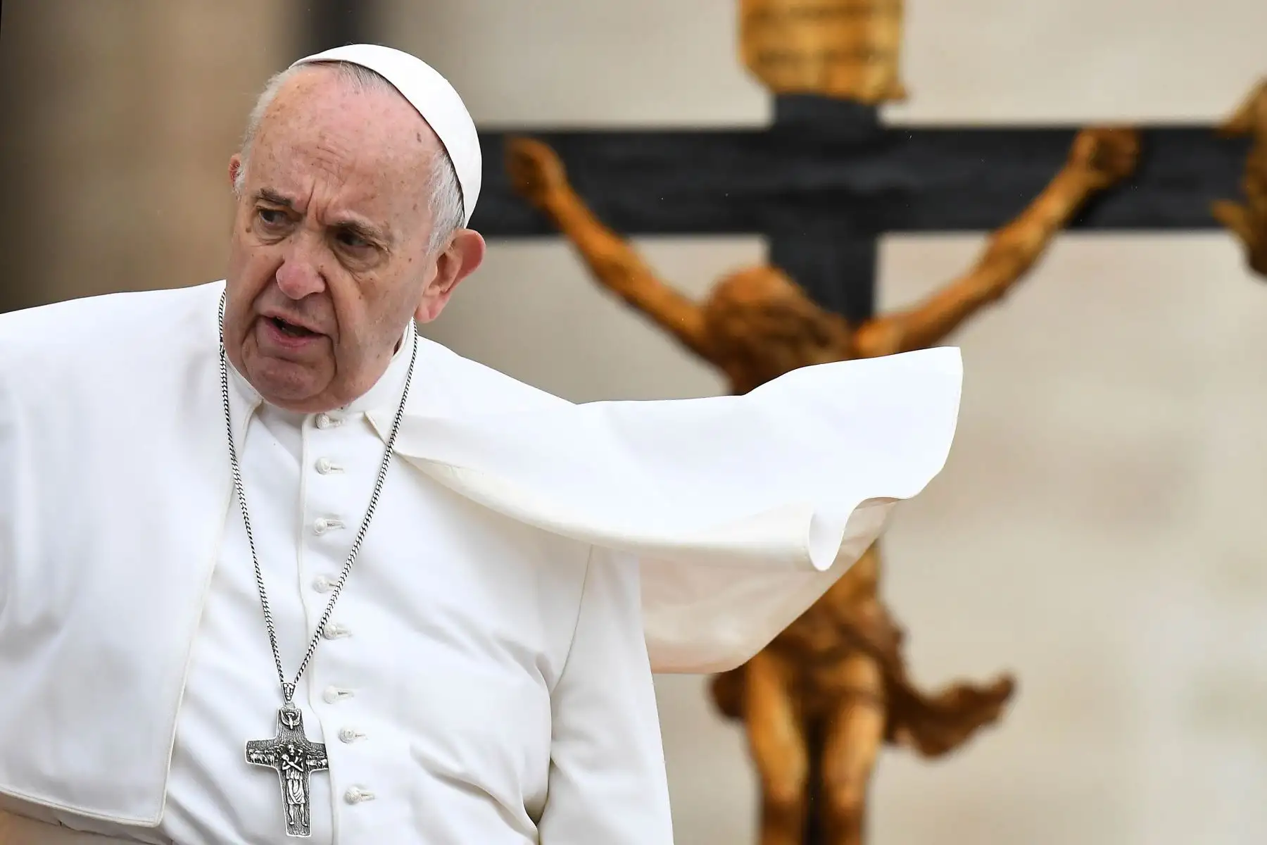 El Papa Francisco saluda cuando llega a su audiencia general semanal en la Plaza de San Pedro en el Vaticano. Foto: AFP