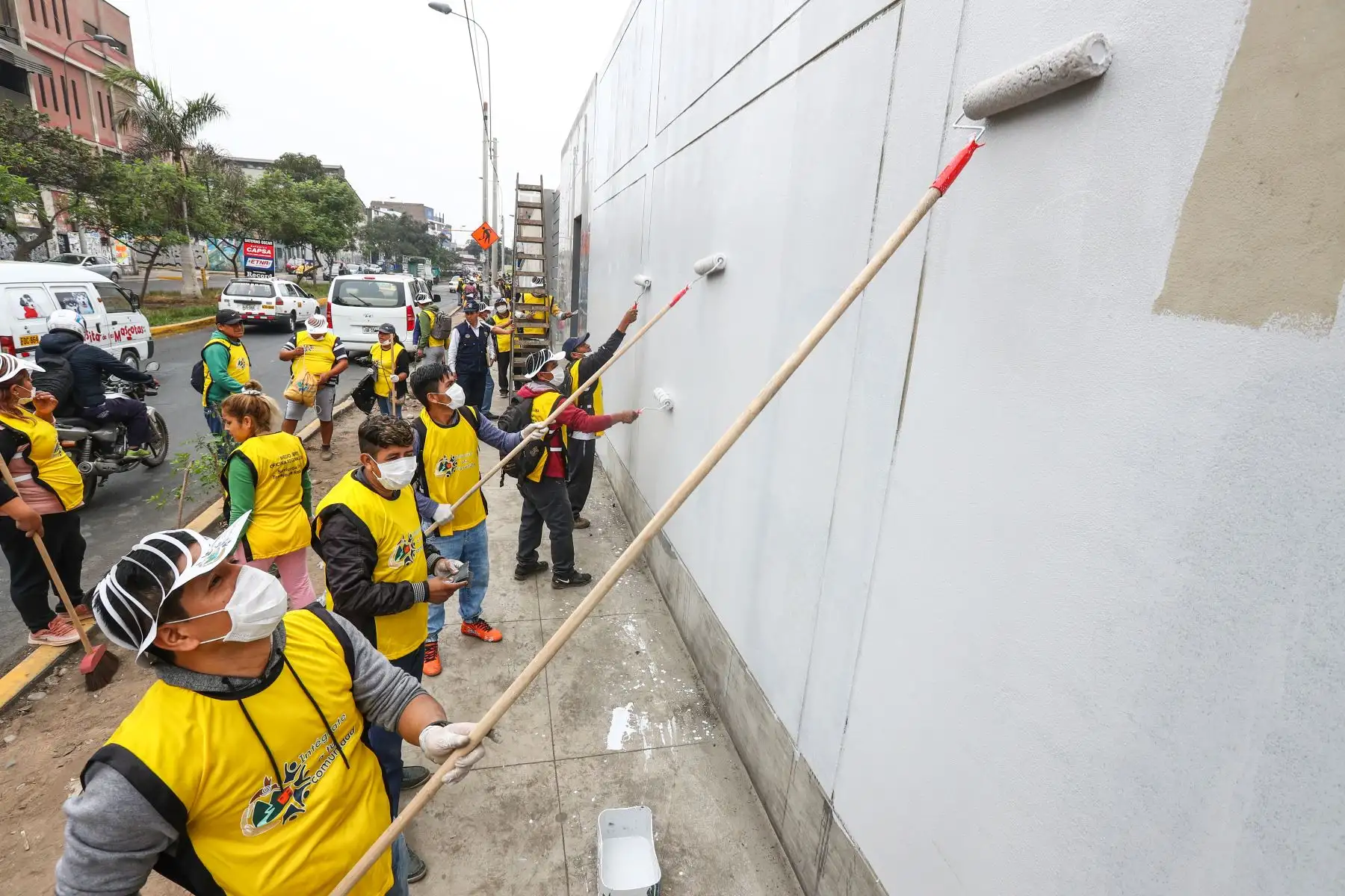 Campaña de limpieza, pintado y arborización del colegio Pedro Labarthe” con la participación de 150 personas tuteladas por el Medio Libre del Instituto Nacional Penitenciario (INPE).Foto: ANDINA/Norman Córdova