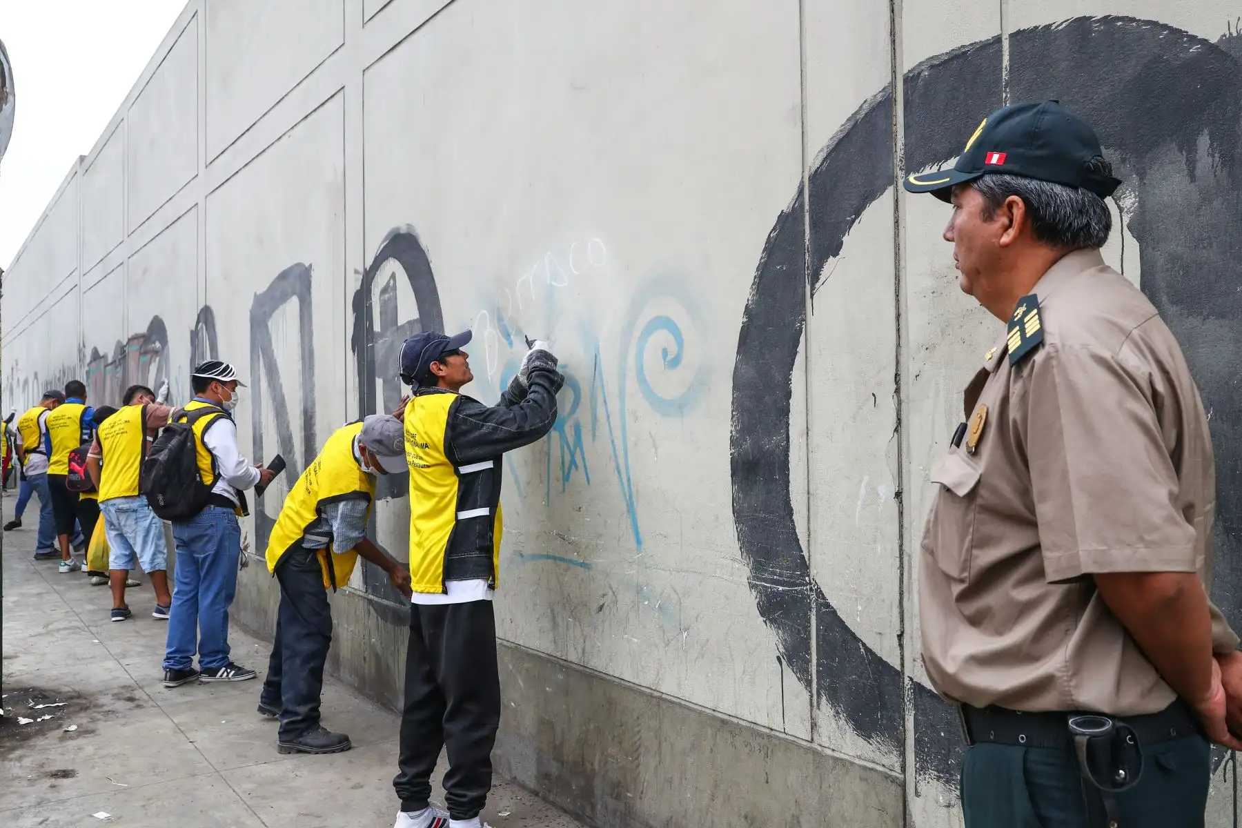 Campaña de limpieza, pintado y arborización del colegio Pedro Labarthe” con la participación de 150 personas tuteladas por el Medio Libre del Instituto Nacional Penitenciario (INPE).Foto: ANDINA/Norman Córdova