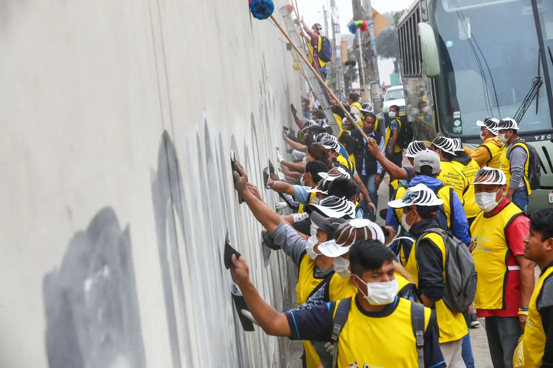 Campaña de limpieza, pintado y arborización del colegio Pedro Labarthe” con la participación de 150 personas tuteladas por el Medio Libre del Instituto Nacional Penitenciario (INPE).Foto: ANDINA/Norman Córdova