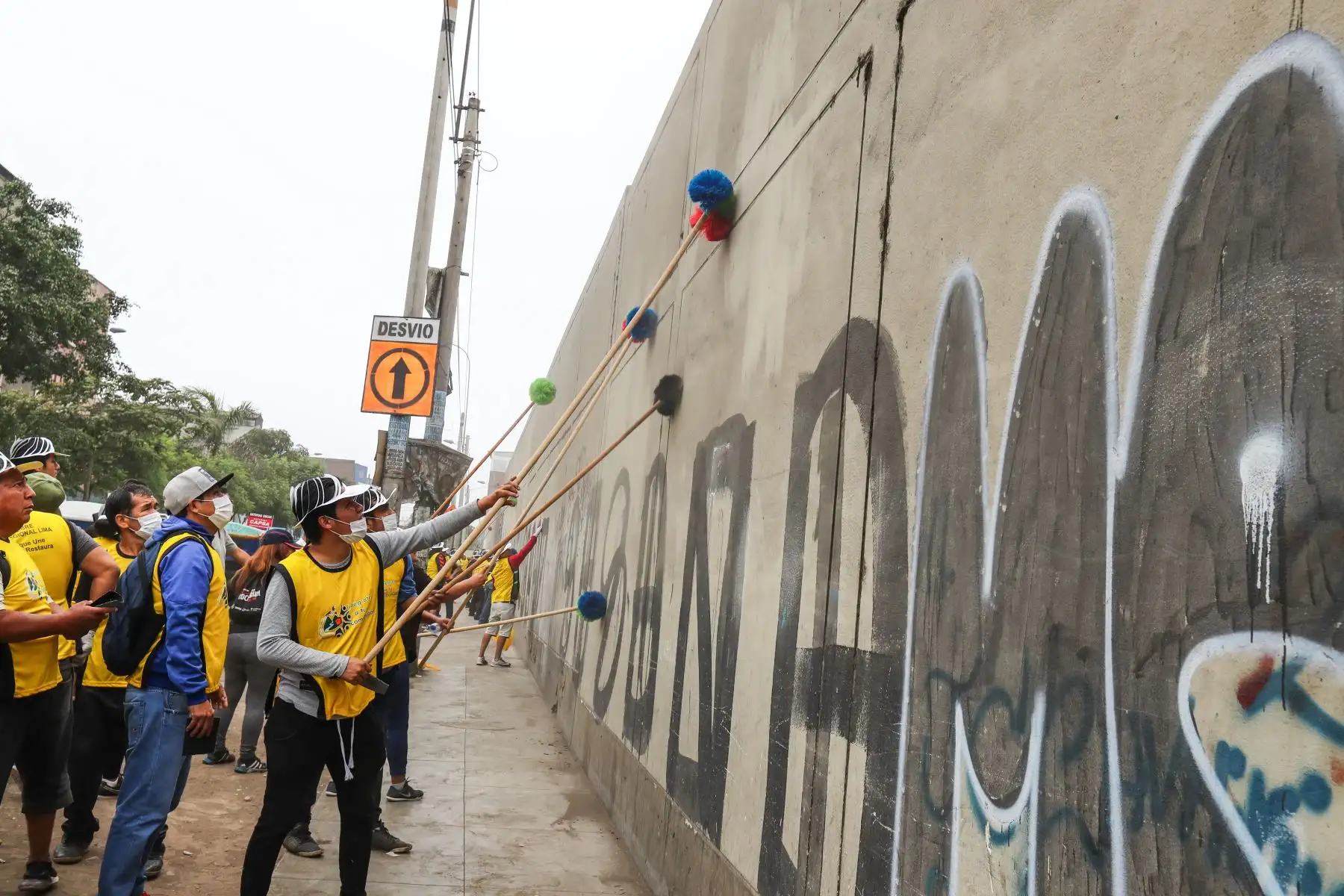 Campaña de limpieza, pintado y arborización del colegio Pedro Labarthe” con la participación de 150 personas tuteladas por el Medio Libre del Instituto Nacional Penitenciario (INPE).Foto: ANDINA/Norman Córdova