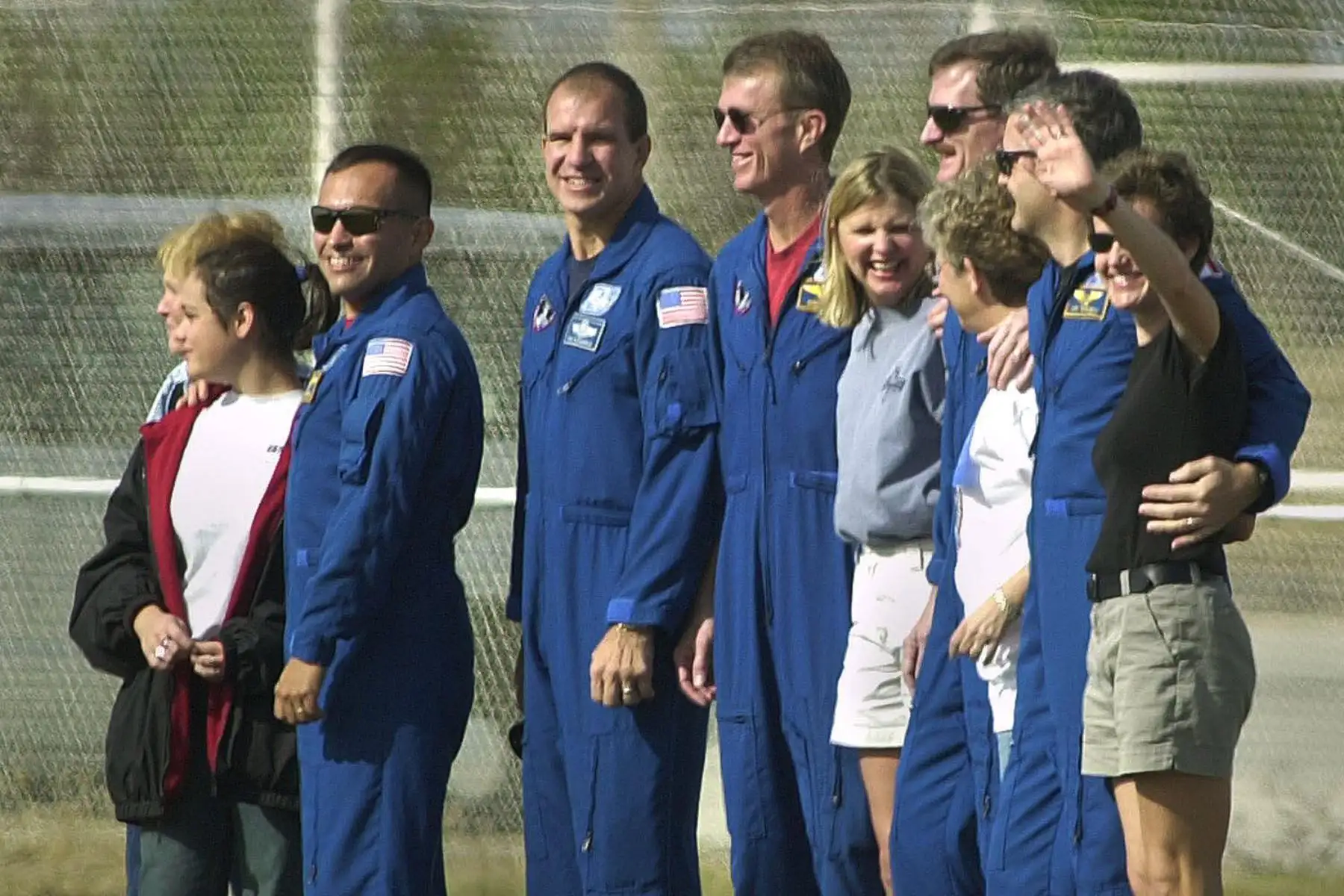 Equipo de cinco hombres del transbordador espacial Endeavour en el Centro Espacial Kennedy el 29 de noviembre de 2000. Foto: AFP