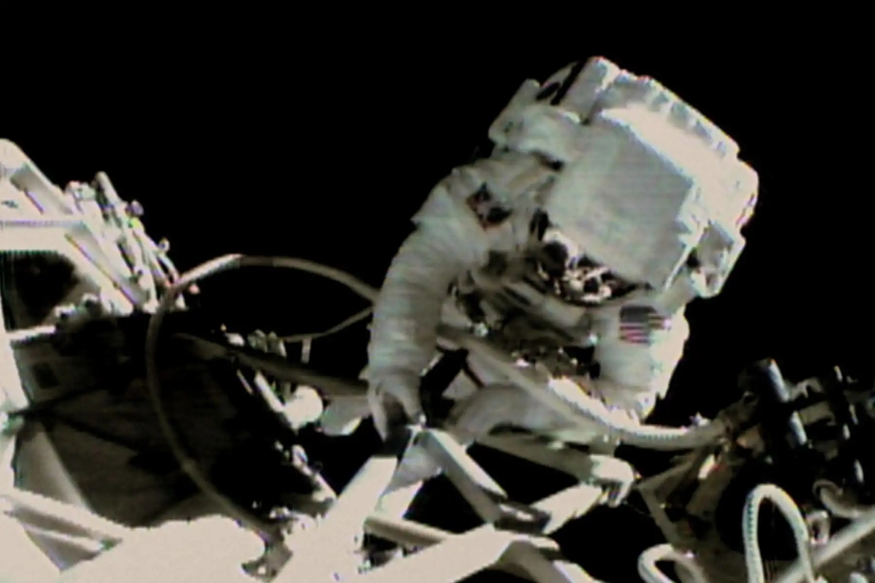 El tripulante del transbordador espacial Endeavour Carlos Noriega, trabaja desde el brazo robot del transbordador, el 3 de diciembre de 2000. Foto: AFP