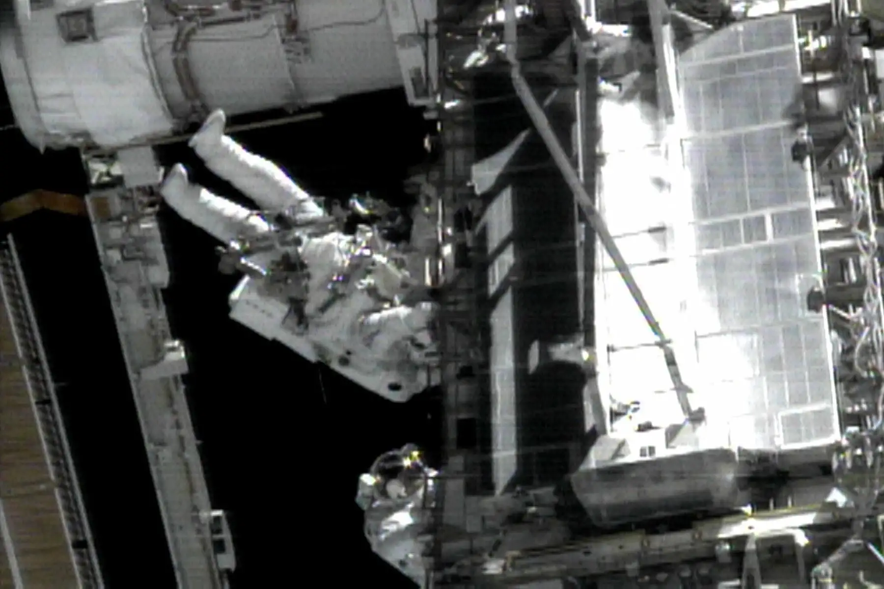 El tripulante del transbordador espacial Endeavour Carlos Noriega, trabaja desde el brazo robot del transbordador, el 3 de diciembre de 2000. Foto: AFP