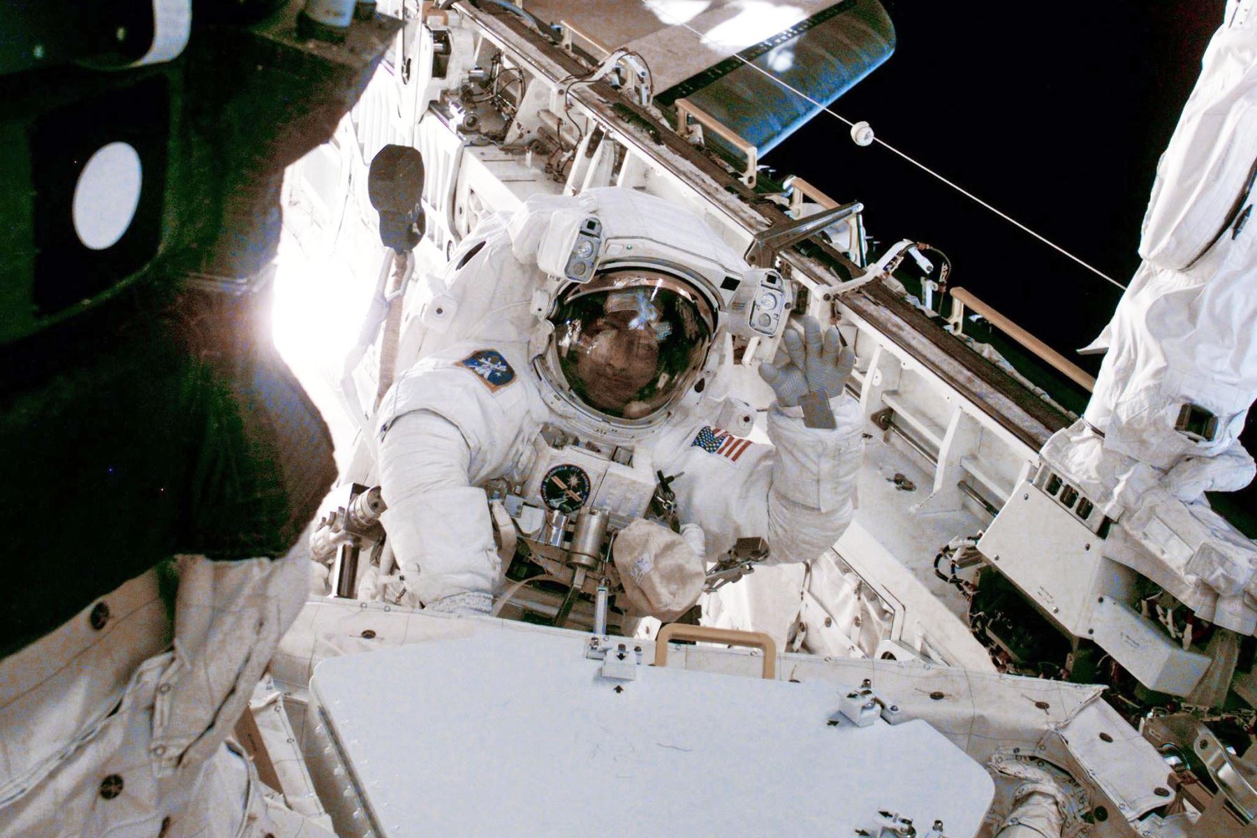 El astronauta del transbordador espacial estadounidense Endeavour, Carlos Noriega saluda el 7 de diciembre de 2000, luego de haber reparado con éxito una instalación solar dañada y realizar varias otras tareas. Foto: AFP