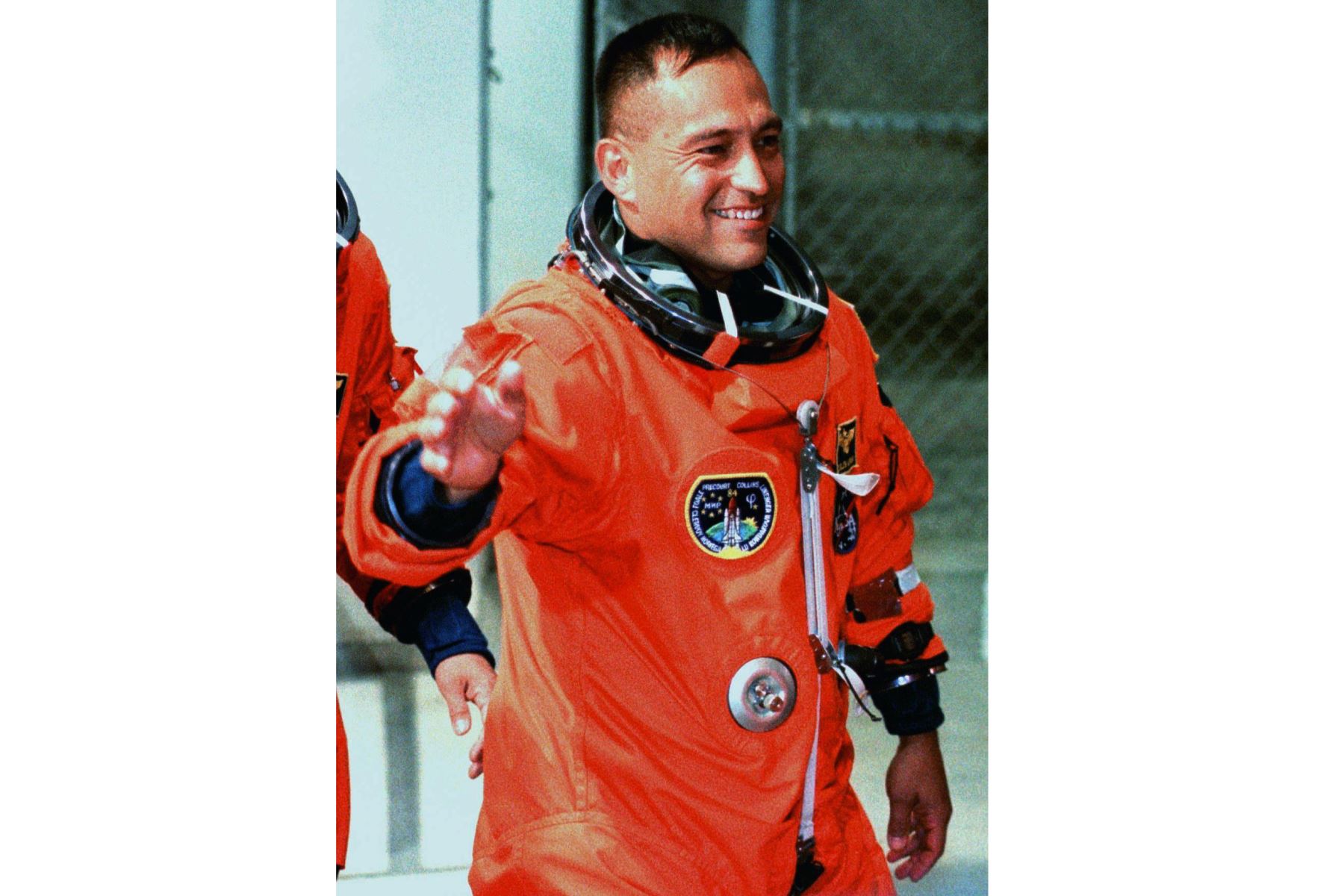 El especialista en carga útil del transbordador espacial Atlantis, Carlos Noriega, de los EE. UU., saluda a los simpatizantes. Foto: AFP