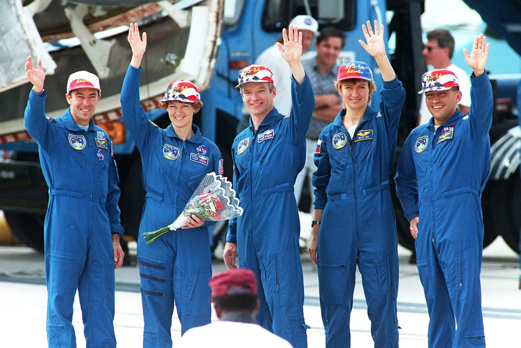 El astronauta Carlos Noriega y miembros de la tripulación saludan a los medios de comunicación luego del aterrizaje del transbordador en Florida completando una misión de diez días a la Estación Espacial Rusa Mir. Foto: AFP