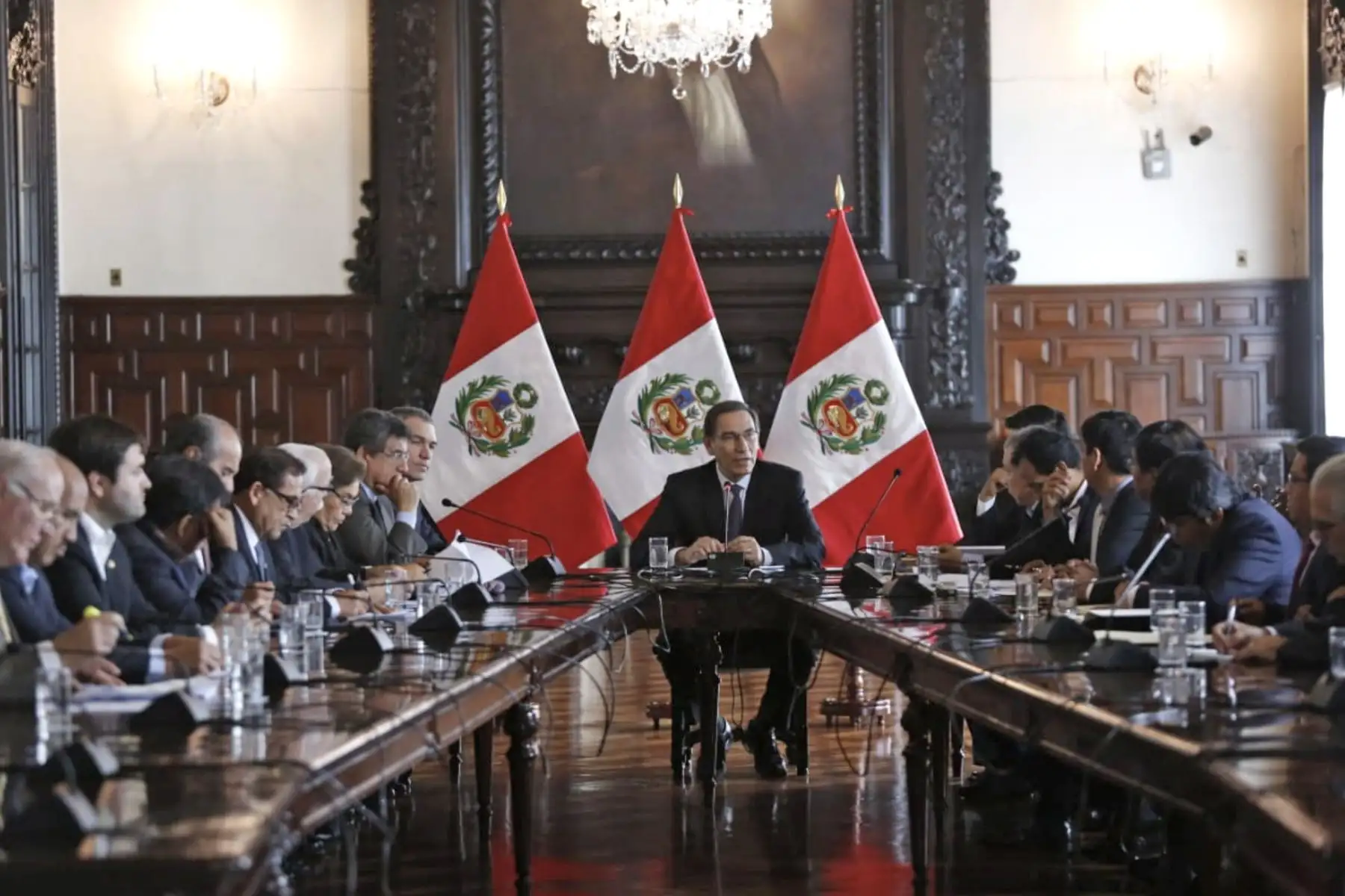 El presidente de la República, Martín Vizcarra, se reúne con los voceros de las bancadas del Congreso de la República, a fin de intercambiar ideas y buscar consensos en relación a la reforma política planteada por el Poder Ejecutivo. Foto ANDINA/Prensa Presidencia