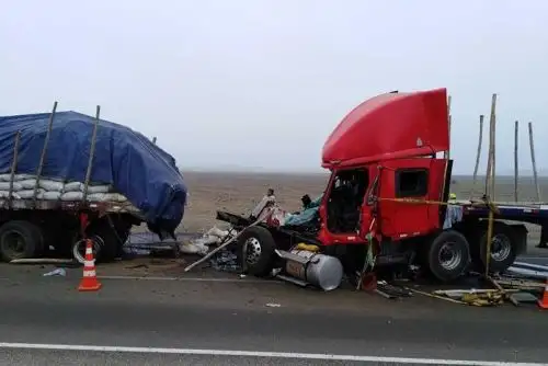 Un muerto y un herido dejó el choque de dos tráilers, ocurrido esta madrugada, a la altura del kilómetro 320 de la Panamericana Norte, en la provincia de Huarmey, región Áncash; informó la Policía local.