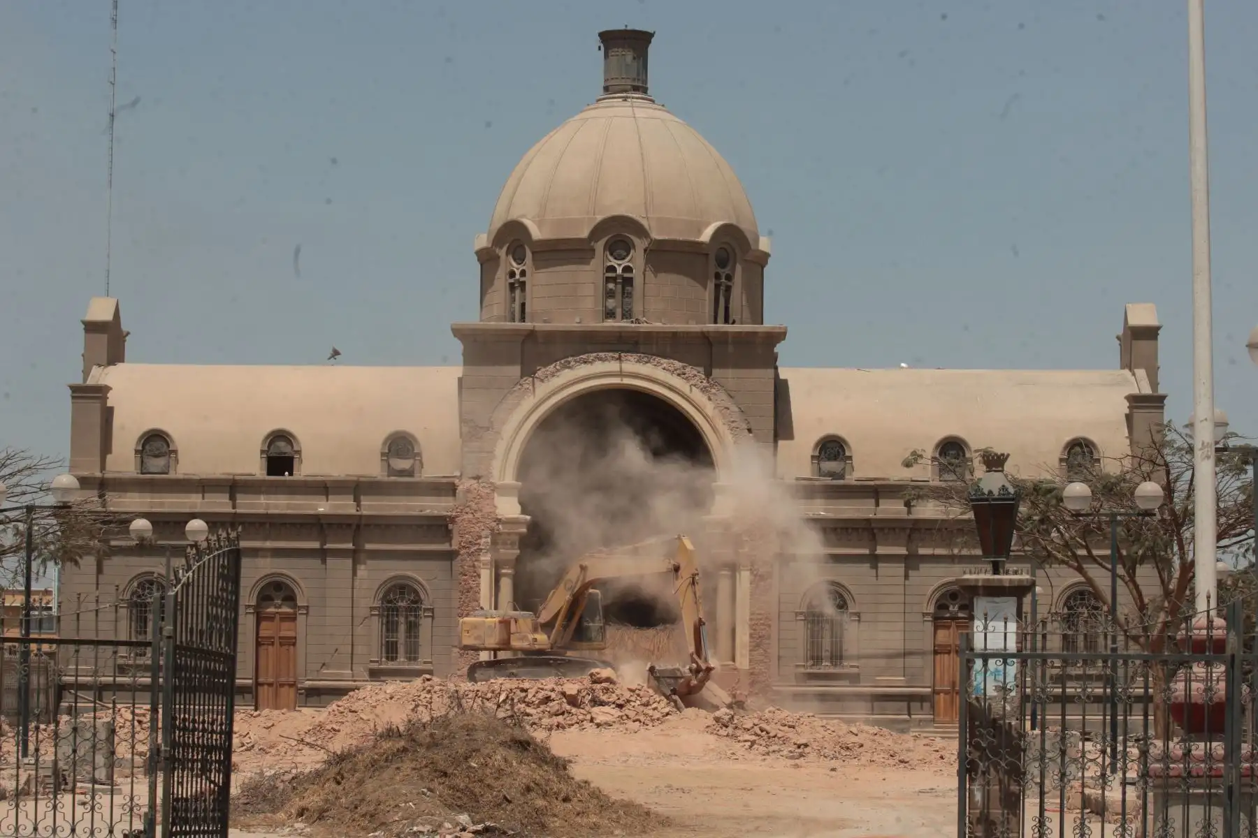 29 de agosto de 2007 del interior de la iglesia de Luren, en la ciudad de Ica, el cual data del siglo XVI, y ha sufrido graves daños por el terremoto de 7,9 grados en la escala de Richter. Foto: EFE