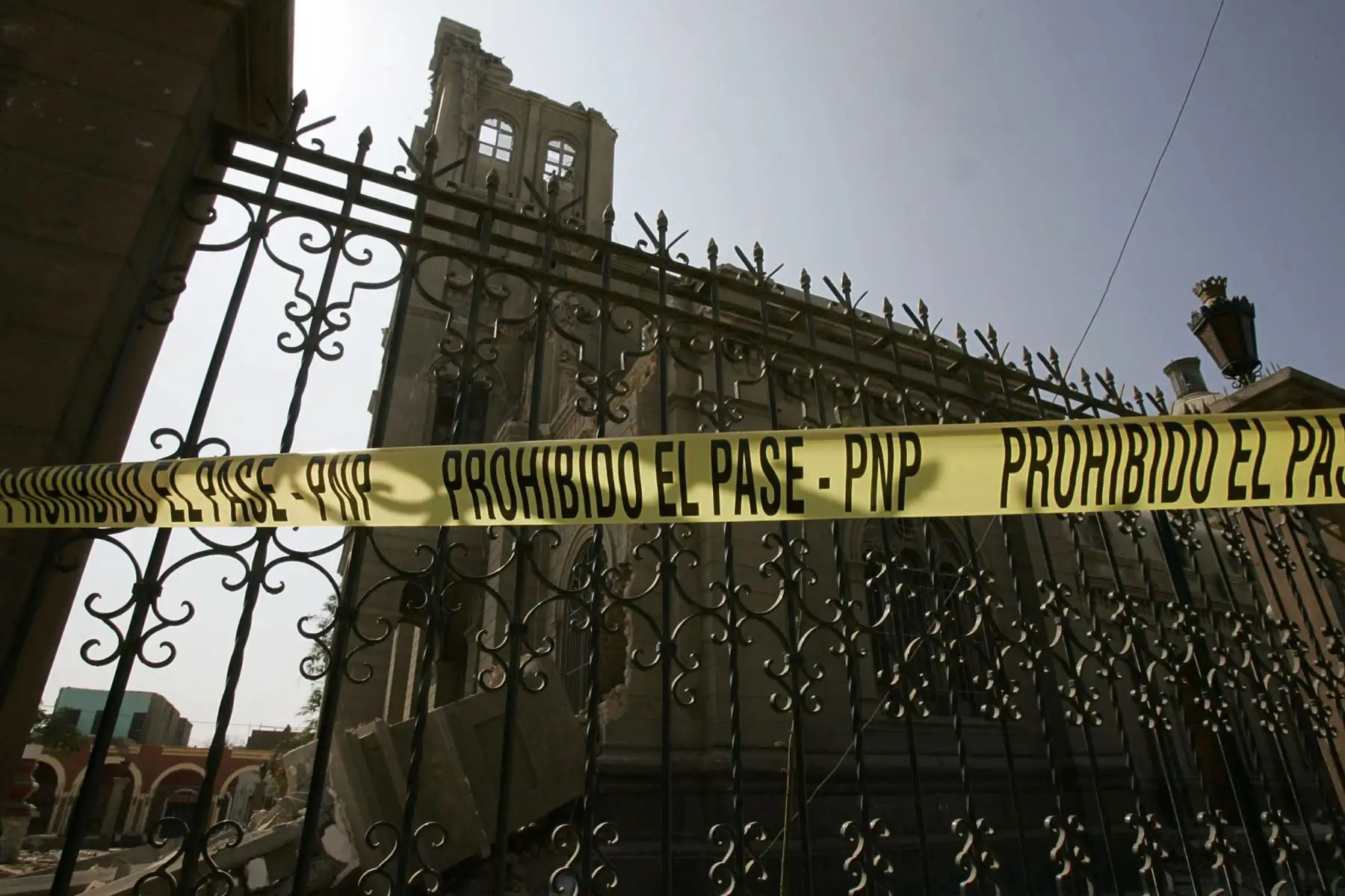 29 de agosto de 2007 del interior de la iglesia de Luren, en la ciudad de Ica, el cual data del siglo XVI, y ha sufrido graves daños por el terremoto de 7,9 grados en la escala de Richter. Foto: EFE