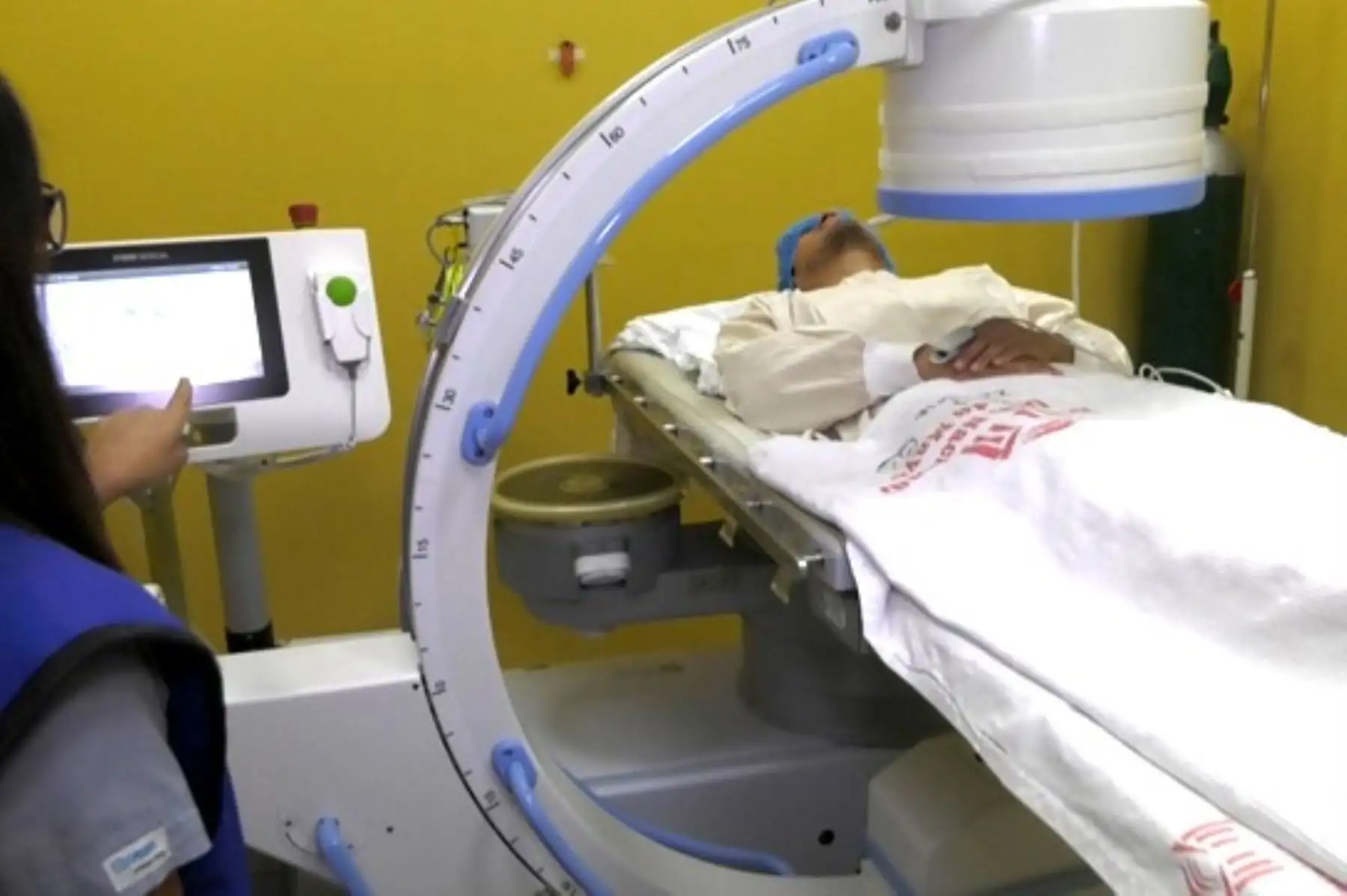 El Hospital Dos de Mayo se moderniza más en el área de urología, ahora puede desaparecer cálculos renales o biliares con cirugía no invasiva.