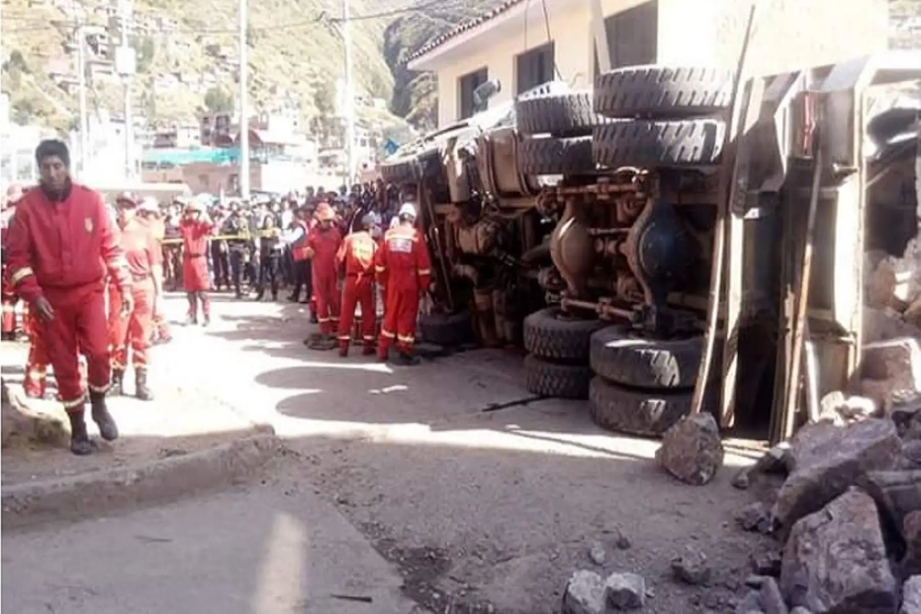 Un muerto y al menos 7 heridos dejó el choque de un volquete cargado de piedras y un ómnibus de transporte público Túpac Amaru, repleto de pasajeros, en el primer paradero del pueblo joven Primero de Enero, en el distrito de Santiago, en la región Cusco, informó la Policía local.
