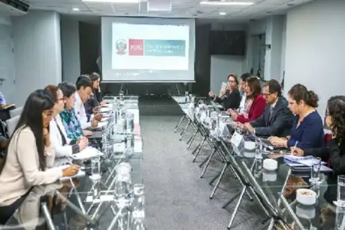 Con la finalidad de articular esfuerzos para que la población salga de la pobreza y, sobre todo, la del ámbito rural acceda a los servicios básicos, hoy se reunieron cinco ministros y varios viceministros, en la sede del Ministerio de Desarrollo e Inclusión Social (Midis).