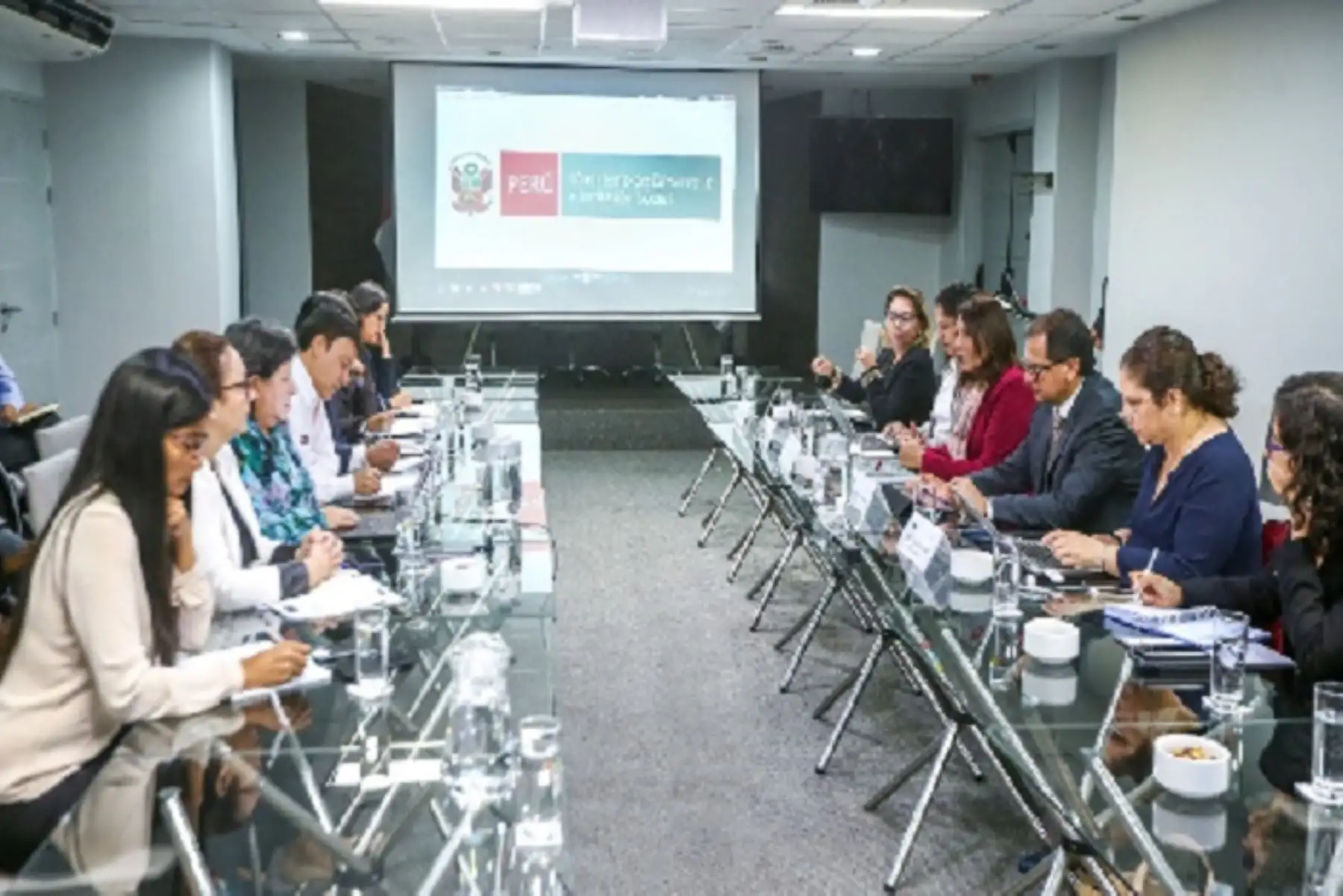 Con la finalidad de articular esfuerzos para que la población salga de la pobreza y, sobre todo, la del ámbito rural acceda a los servicios básicos, hoy se reunieron cinco ministros y varios viceministros, en la sede del Ministerio de Desarrollo e Inclusión Social (Midis).