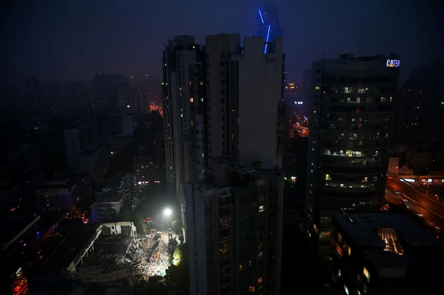 Al menos cinco personas murieron y otras 14 fueron ingresadas en un hospital tras el desplome de un edificio en el centro de Shanghái (este de China). Foto: AFP