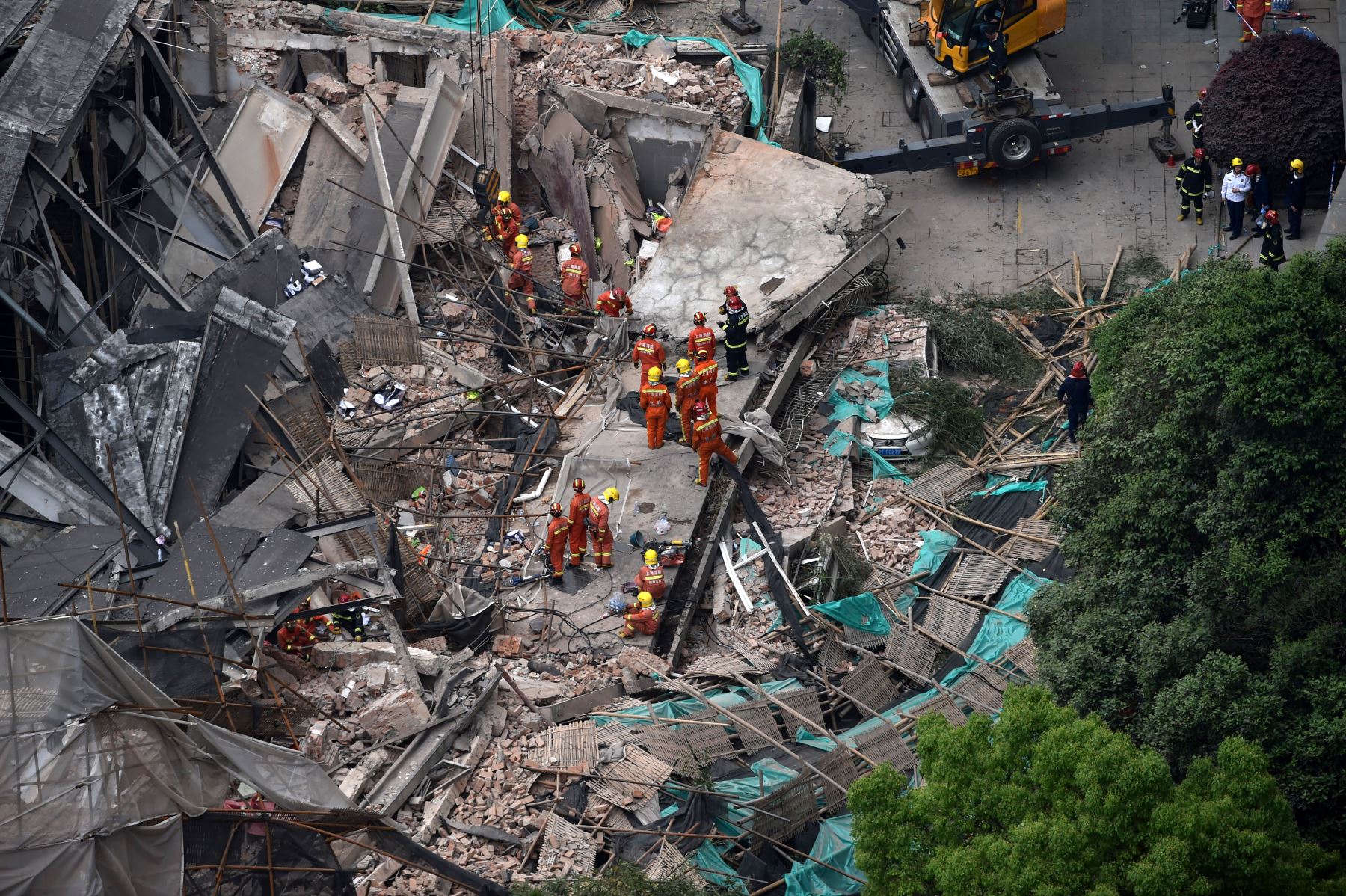 Al menos cinco personas murieron y otras 14 fueron ingresadas en un hospital tras el desplome de un edificio en el centro de Shanghái (este de China). Foto: AFP