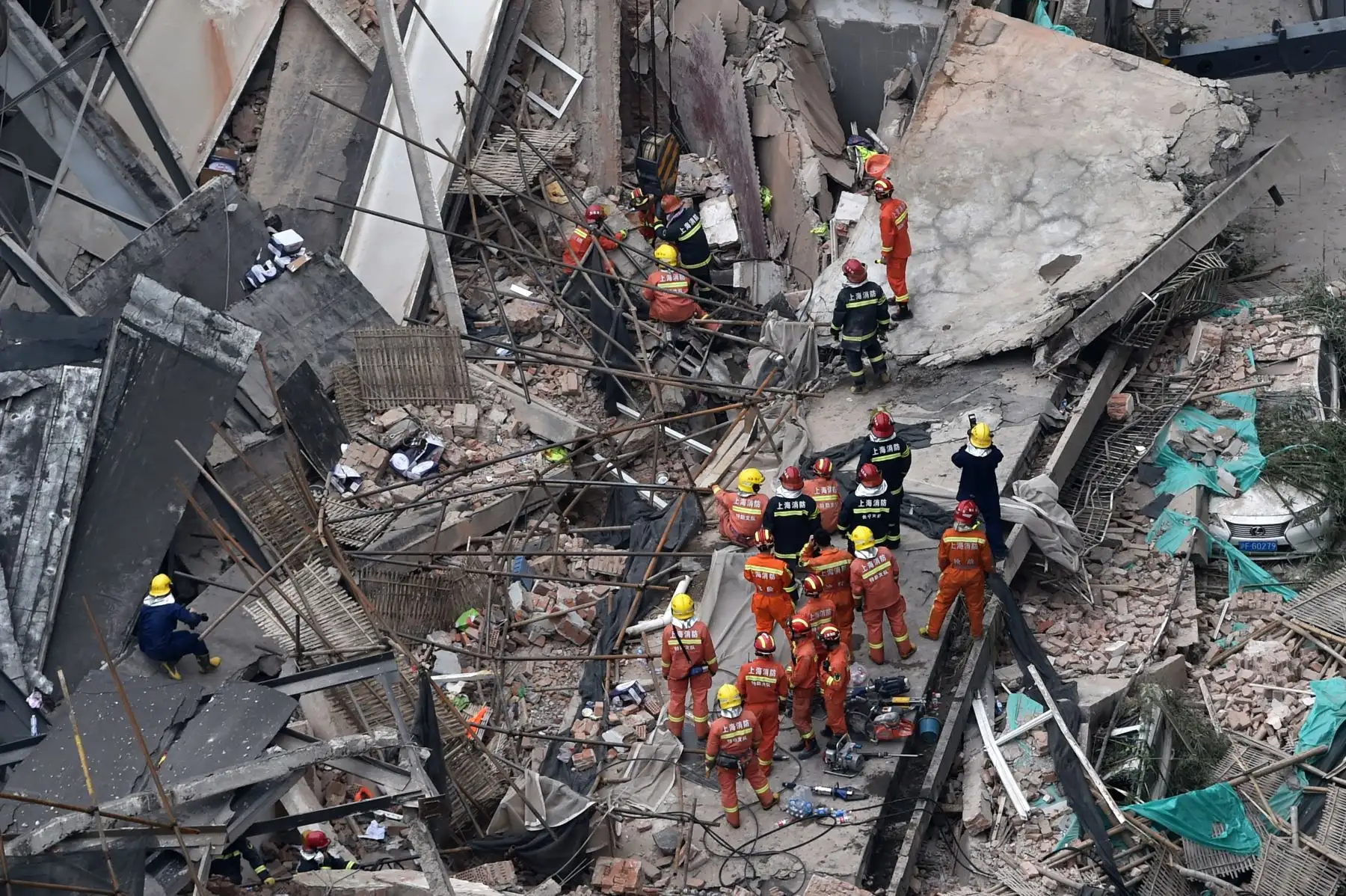 Al menos cinco personas murieron y otras 14 fueron ingresadas en un hospital tras el desplome de un edificio en el centro de Shanghái (este de China). Foto: AFP