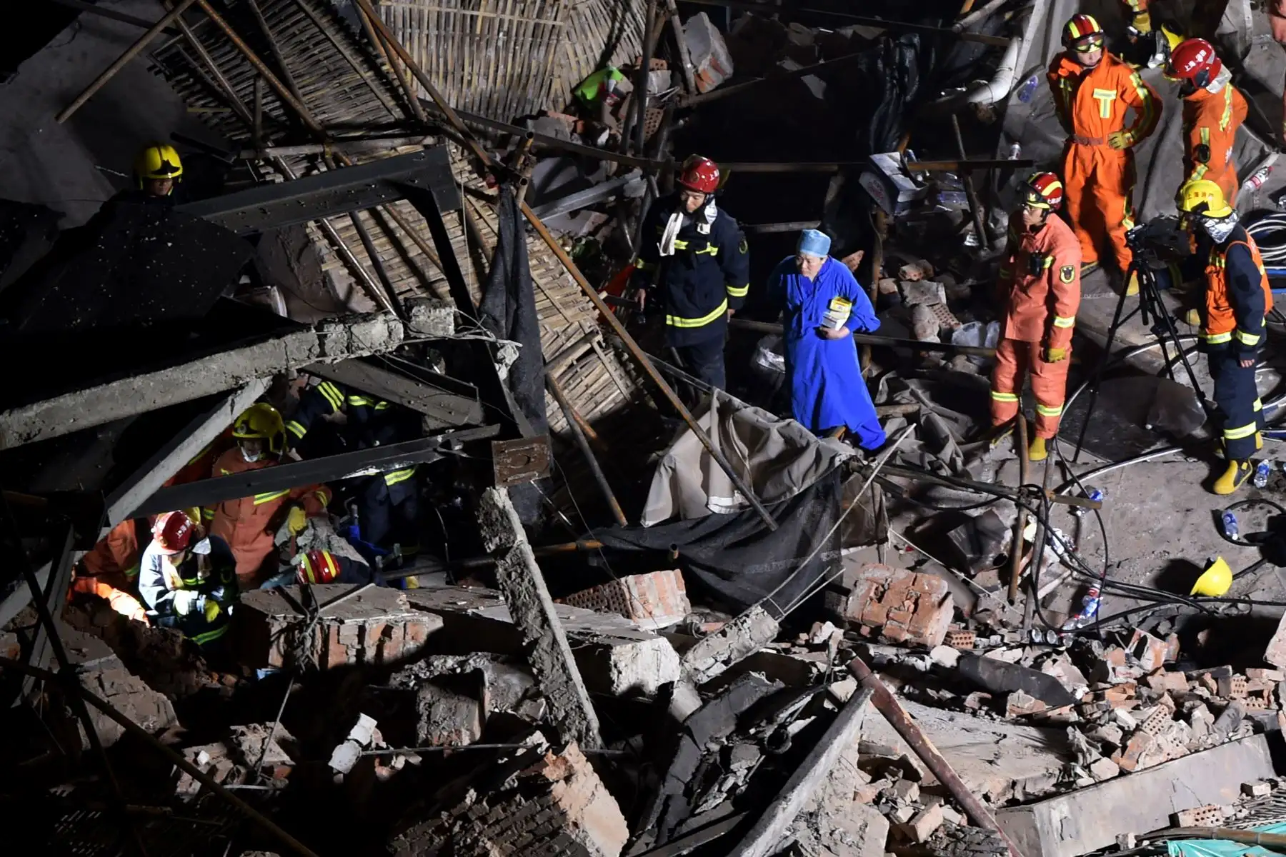 Al menos cinco personas murieron y otras 14 fueron ingresadas en un hospital tras el desplome de un edificio en el centro de Shanghái (este de China). Foto: AFP