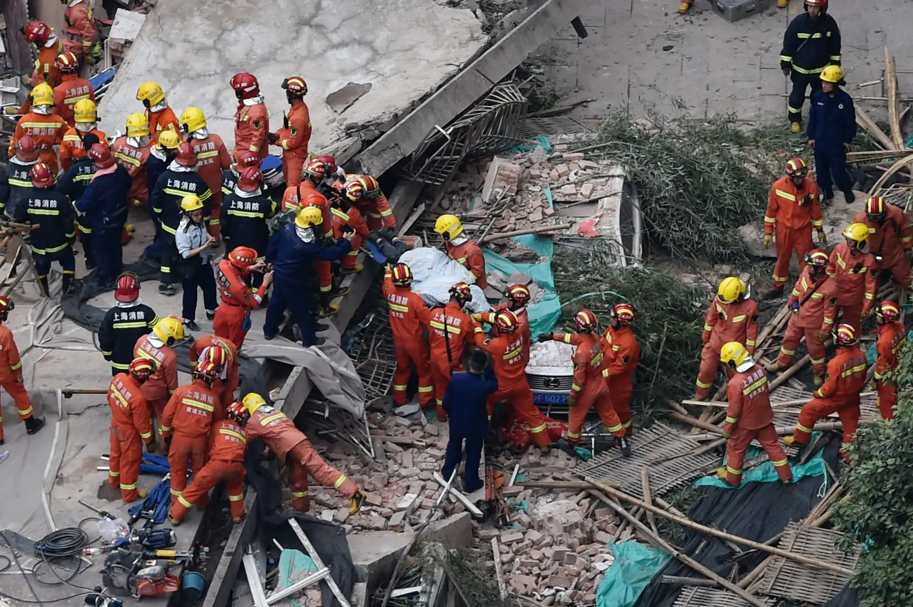 Al menos cinco personas murieron y otras 14 fueron ingresadas en un hospital tras el desplome de un edificio en el centro de Shanghái (este de China). Foto: AFP