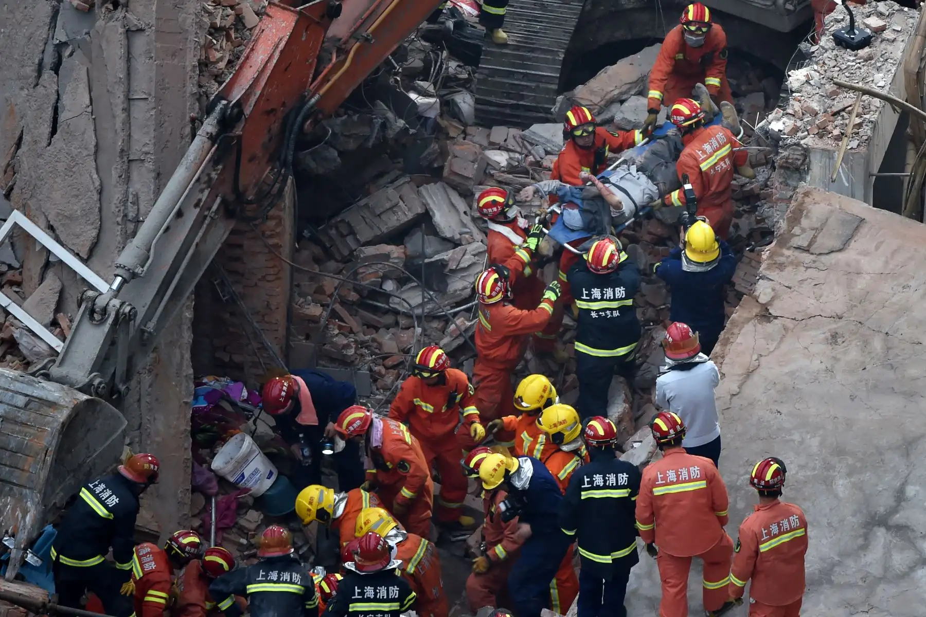 Al menos cinco personas murieron y otras 14 fueron ingresadas en un hospital tras el desplome de un edificio en el centro de Shanghái (este de China). Foto: AFP