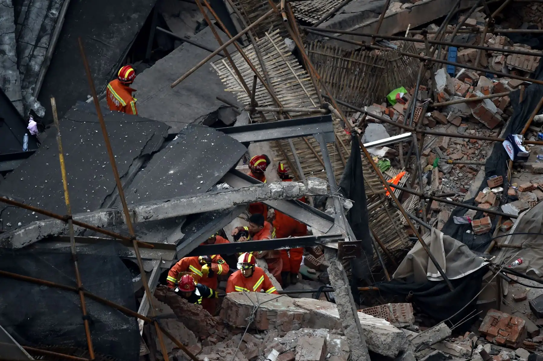 Al menos cinco personas murieron y otras 14 fueron ingresadas en un hospital tras el desplome de un edificio en el centro de Shanghái (este de China). Foto: AFP