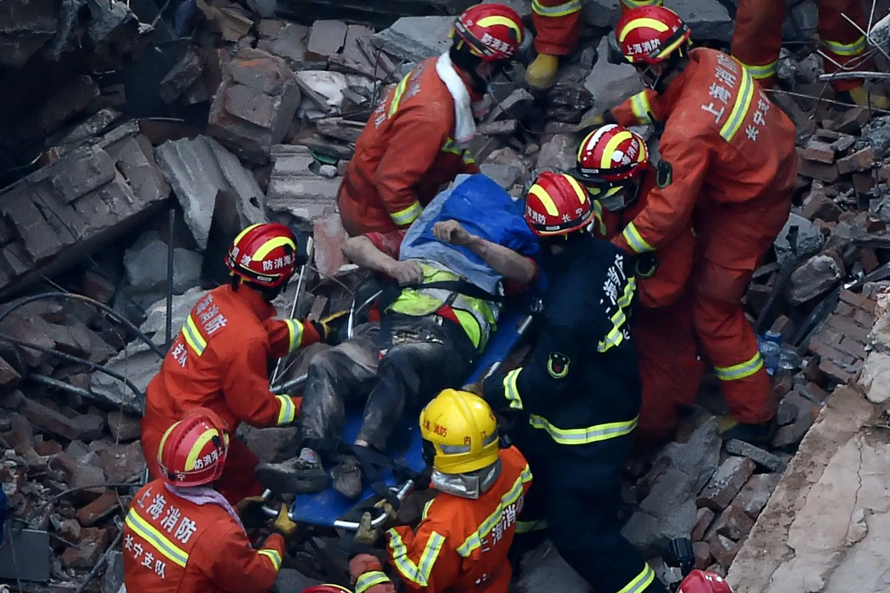 Al menos cinco personas murieron y otras 14 fueron ingresadas en un hospital tras el desplome de un edificio en el centro de Shanghái (este de China). Foto: AFP