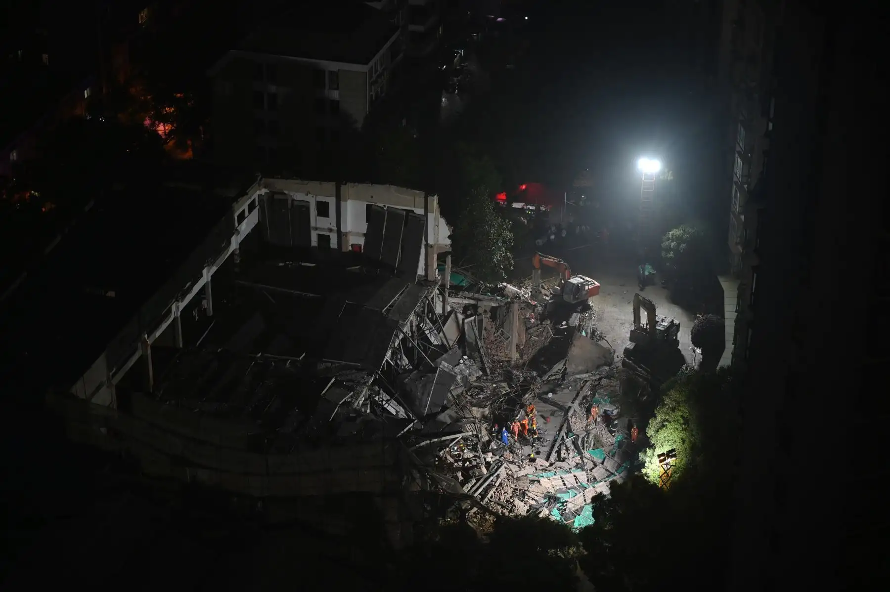Al menos cinco personas murieron y otras 14 fueron ingresadas en un hospital tras el desplome de un edificio en el centro de Shanghái (este de China). Foto: AFP