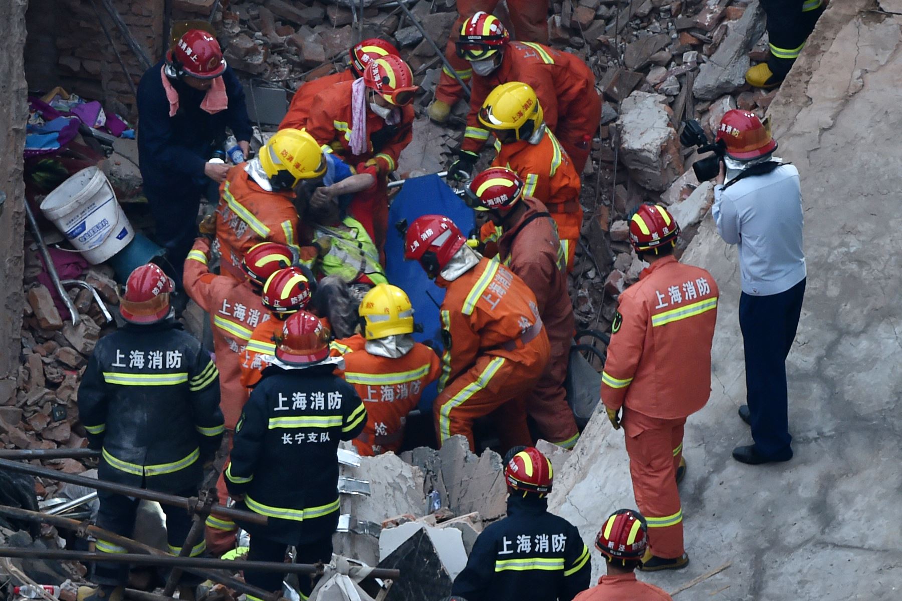 Al menos cinco personas murieron y otras 14 fueron ingresadas en un hospital tras el desplome de un edificio en el centro de Shanghái (este de China). Foto: AFP