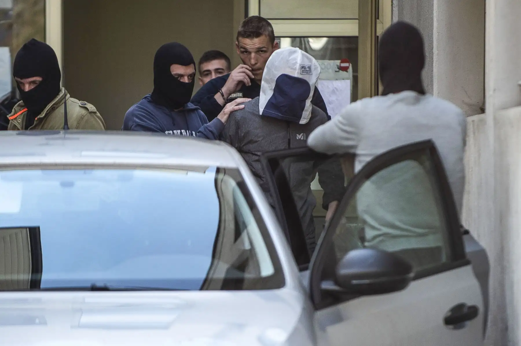José Antonio Urrutikoetxea, alias ‘Josu Ternera’, uno de los líderes de ETA, es detenido por la policía cuando abandona el tribunal de Bonneville. Foto: AFP