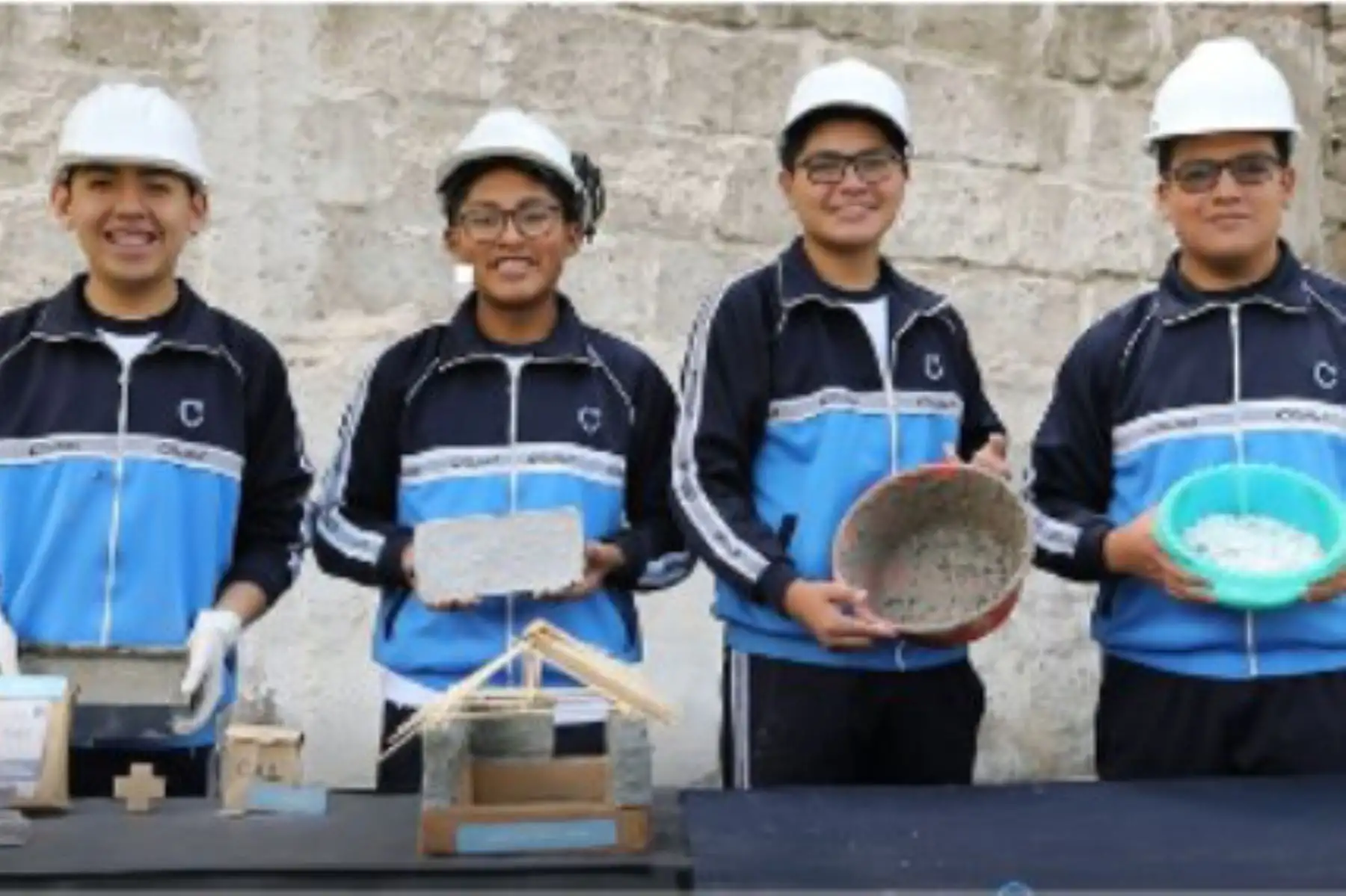 El premio para estos escolares fue una pasantía académica en el campus “Desafío Emprende” en España. Foto: Cortesía