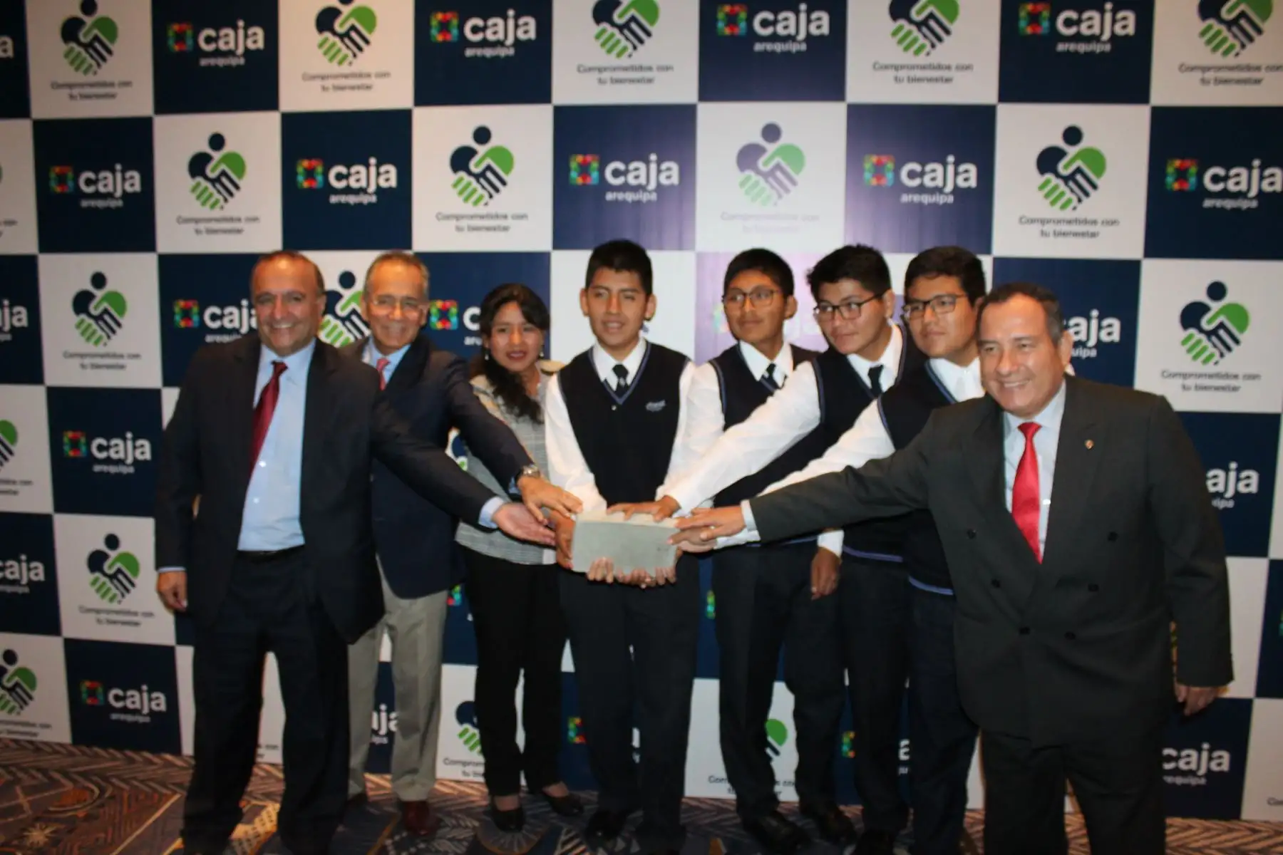 El premio para estos escolares fue una pasantía académica en el campus “Desafío Emprende” en España. Foto: Cortesía