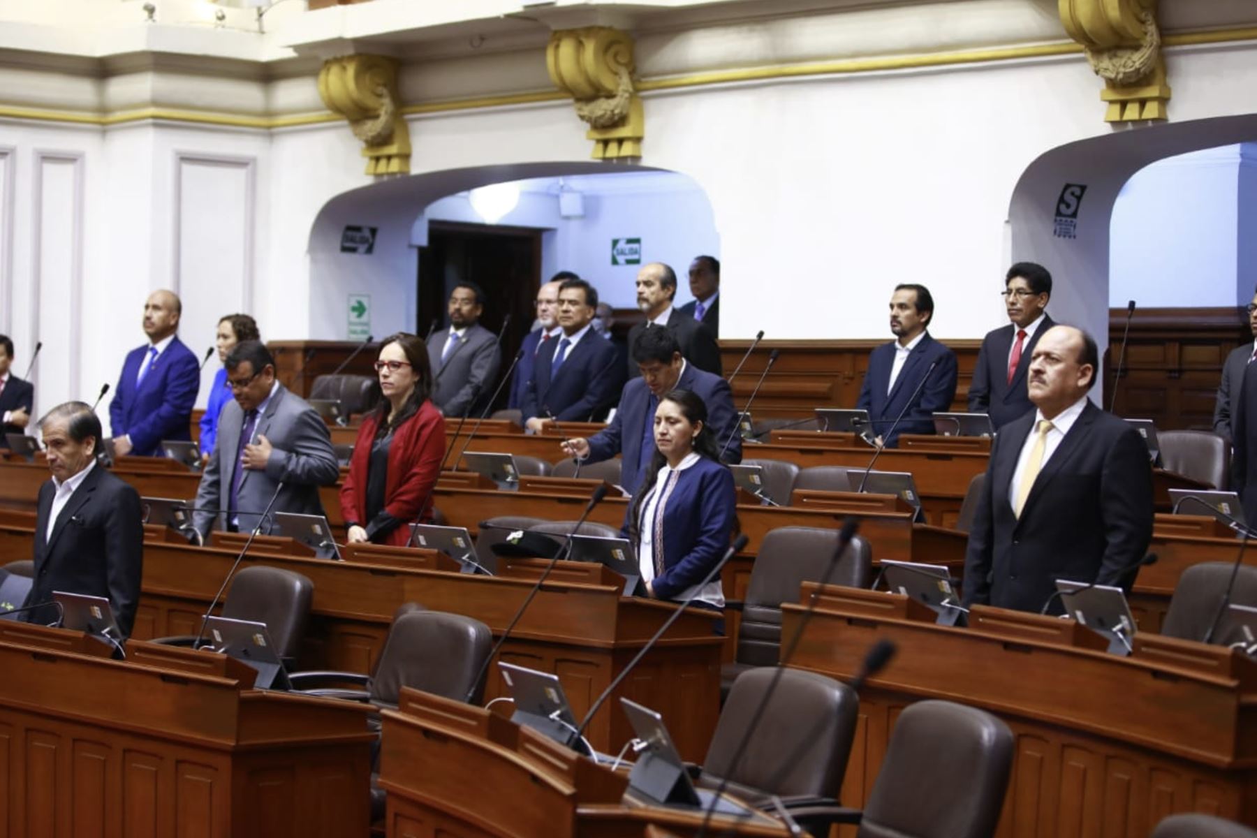Congreso de la República rindió un minuto de silencio en memoria del ex parlamentario Carlos Chipoco Cáceda. Foto: Congreso