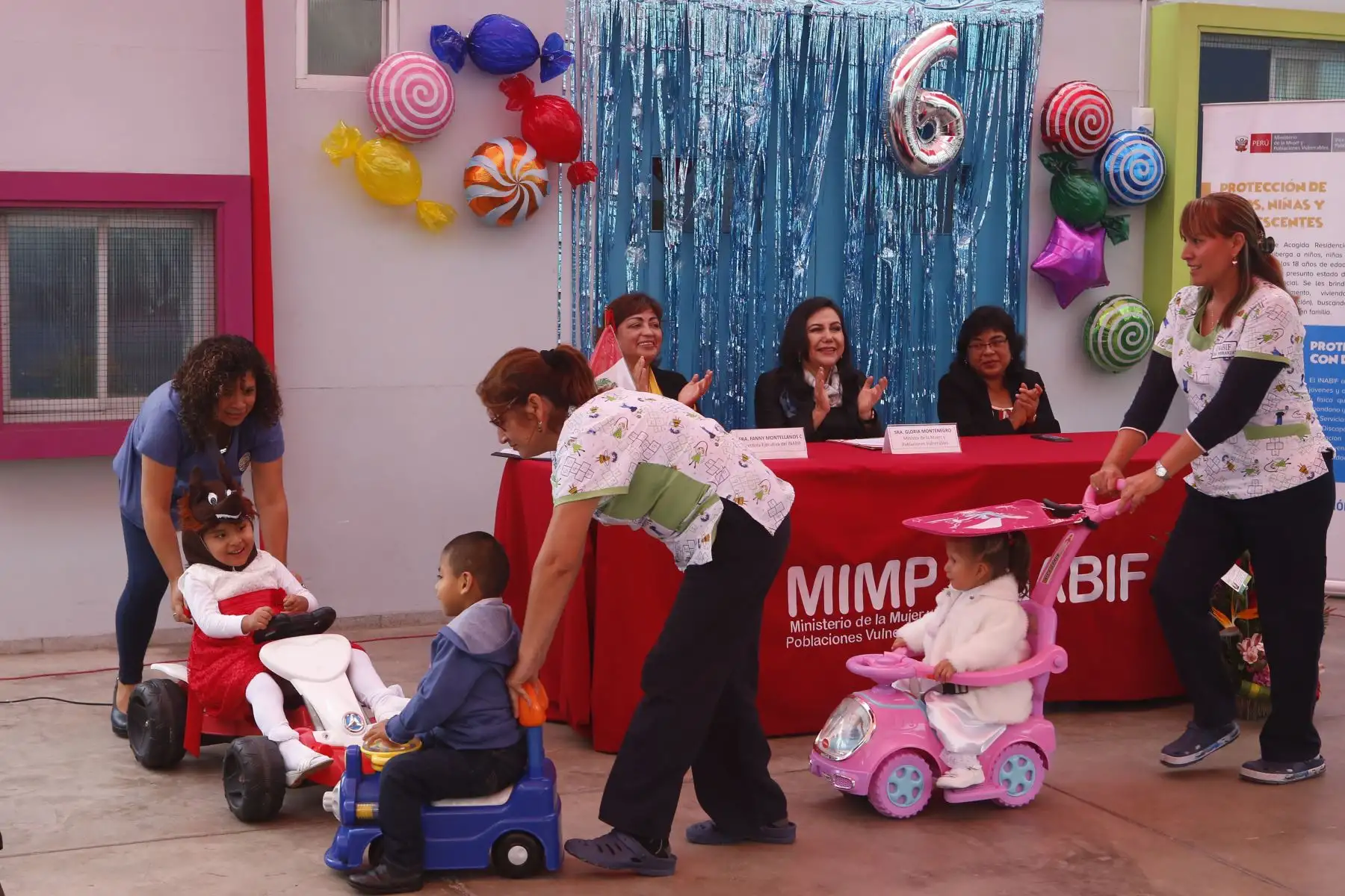 Ministra de la Mujer Gloria  Montenegro, compartió con niñas y niños del Hogar"Esperanza" en su sexto aniversario.Foto:ANDINA/Héctor Vinces.